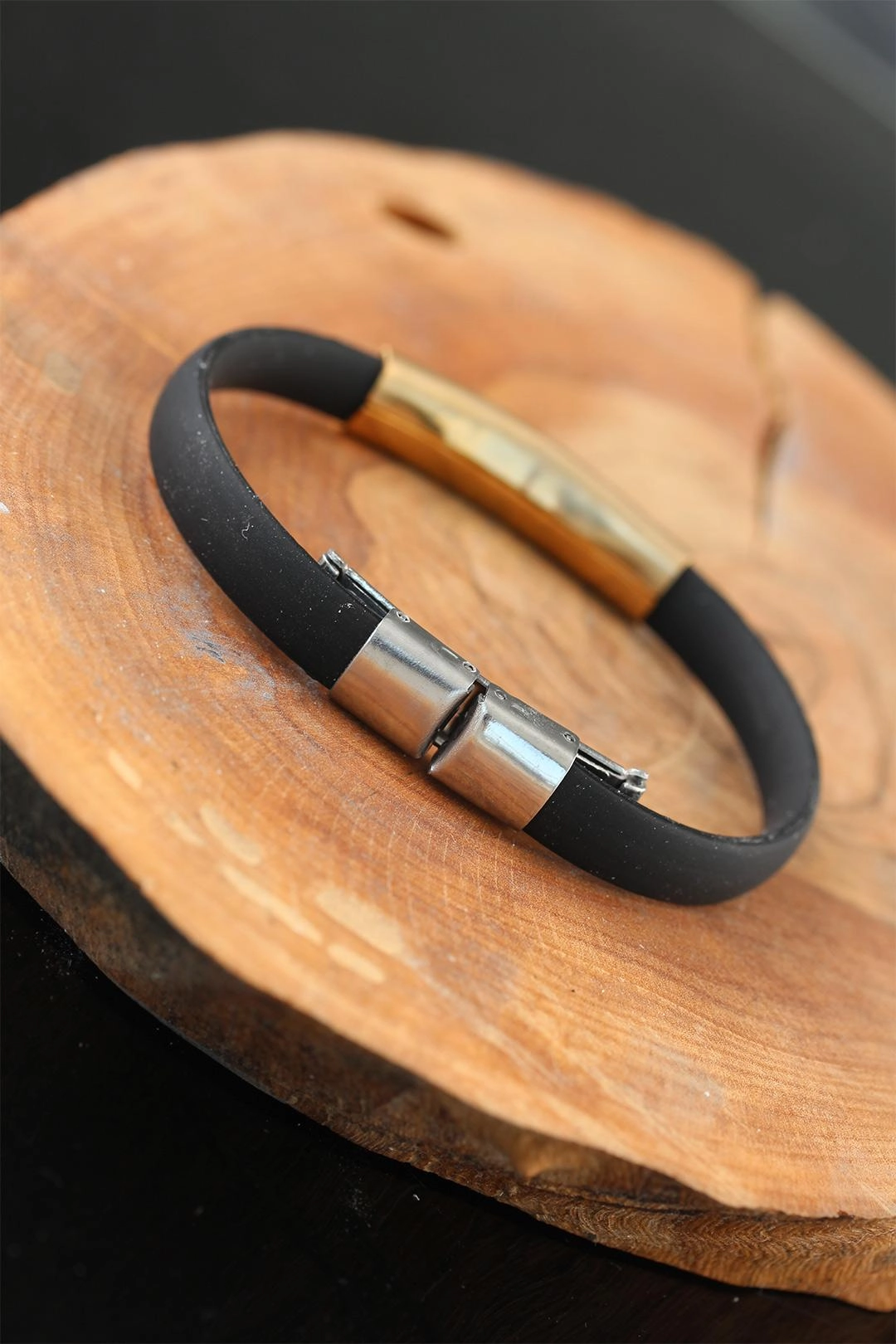 Gold Renk Metal Tasarım Siyah Renk Silikon Erkek Bileklik