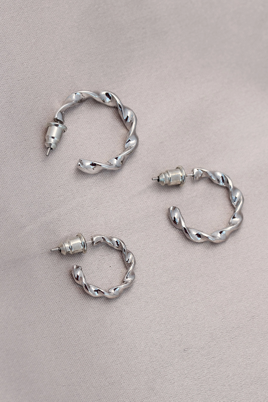 Burgu Model Gümüş Metal Küpe Seti