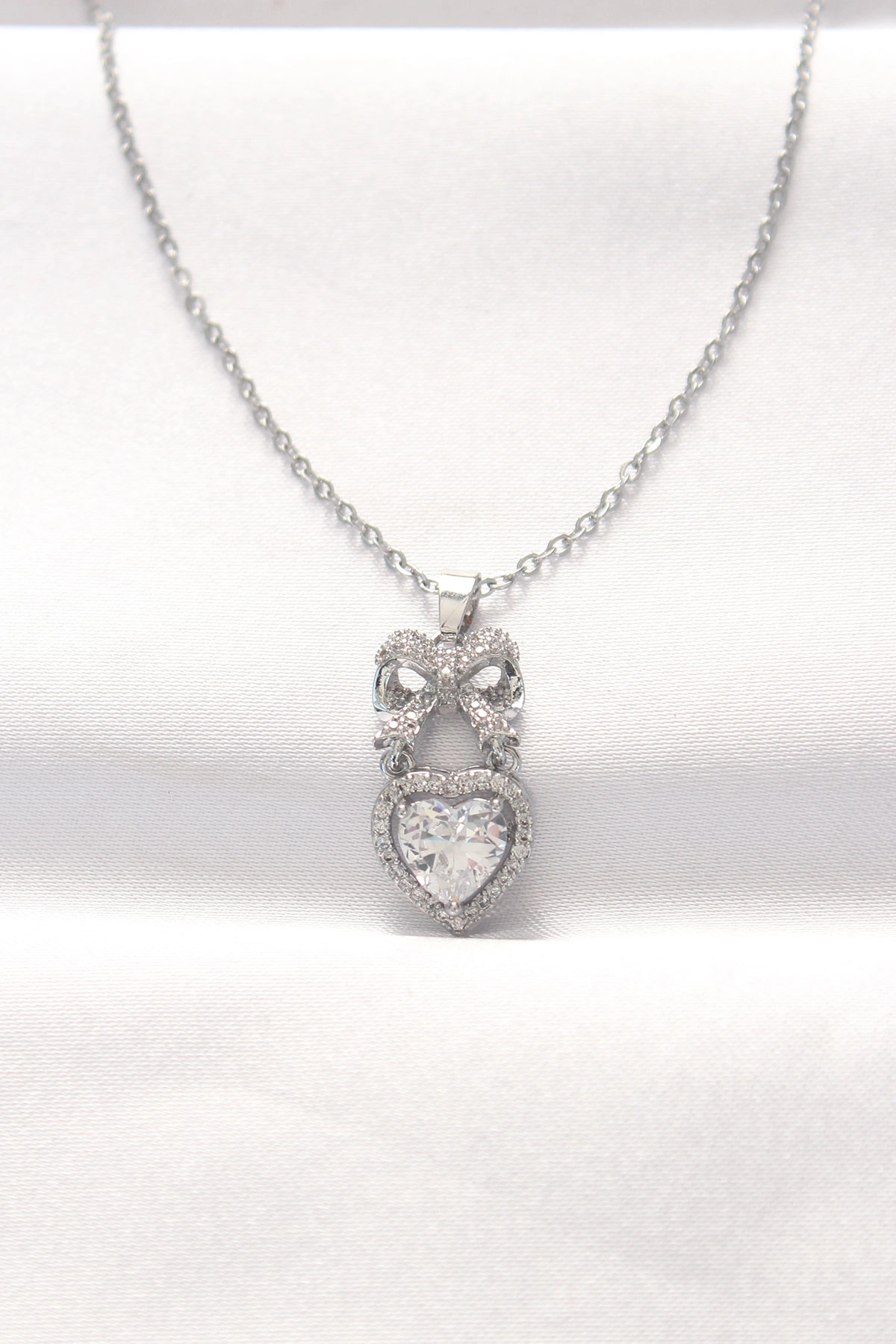 316L Çelik Silver Renk Zirkon Taşlı Kalpli Fiyonk Kolye