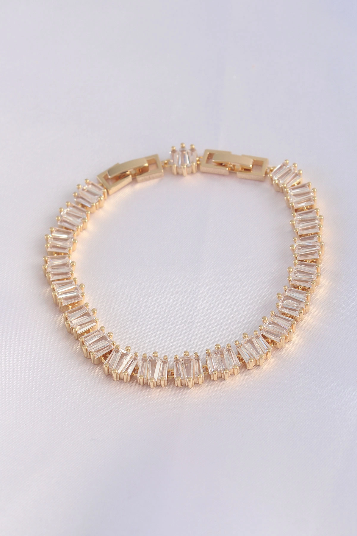 Vip Seri Pirinç Zirkon Taşlı Gold Renk Kare Su Yolu Model Bileklik