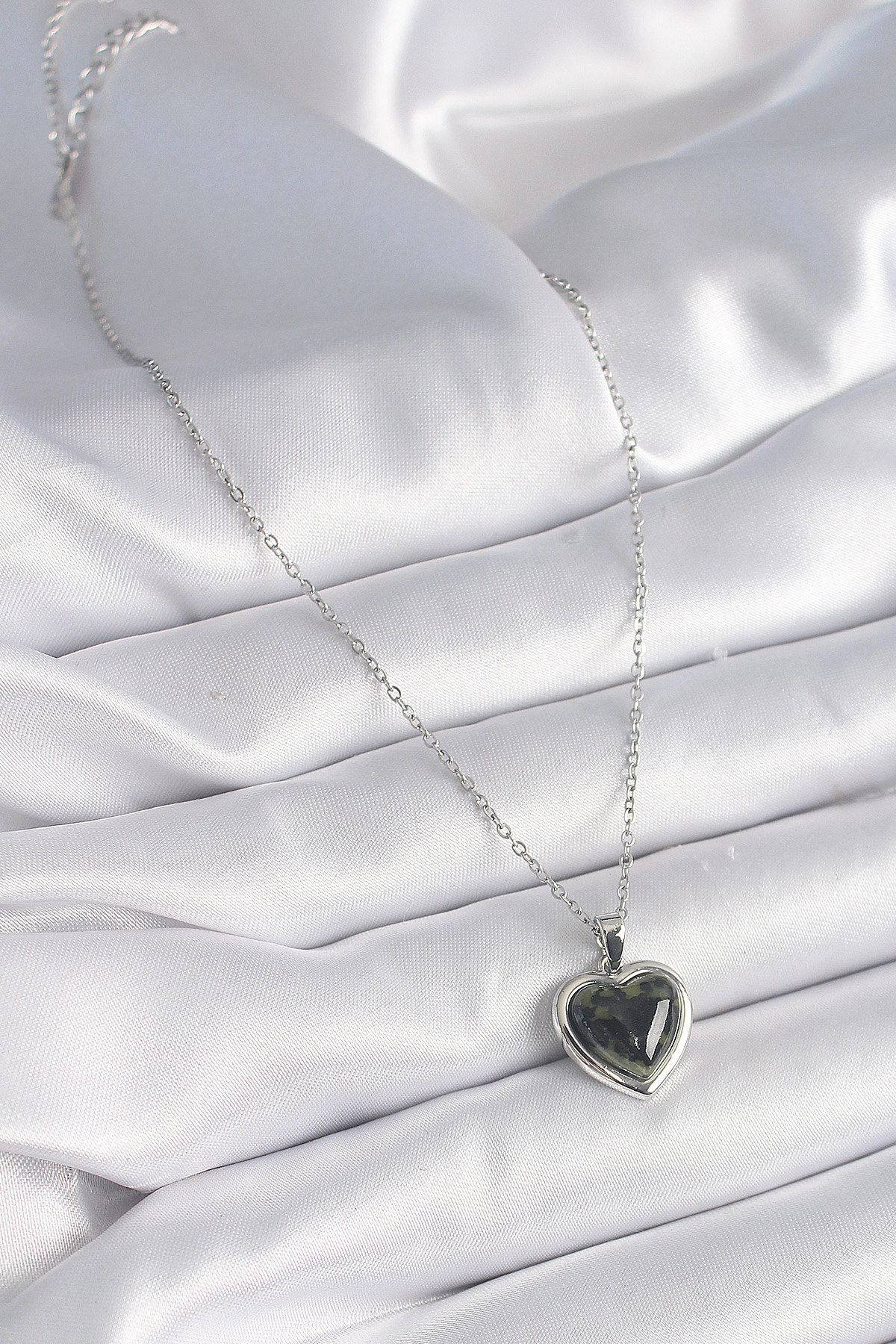 316L Çelik Gümüş Renk Yeşil Mineli Kalp Model Kadın Kolye