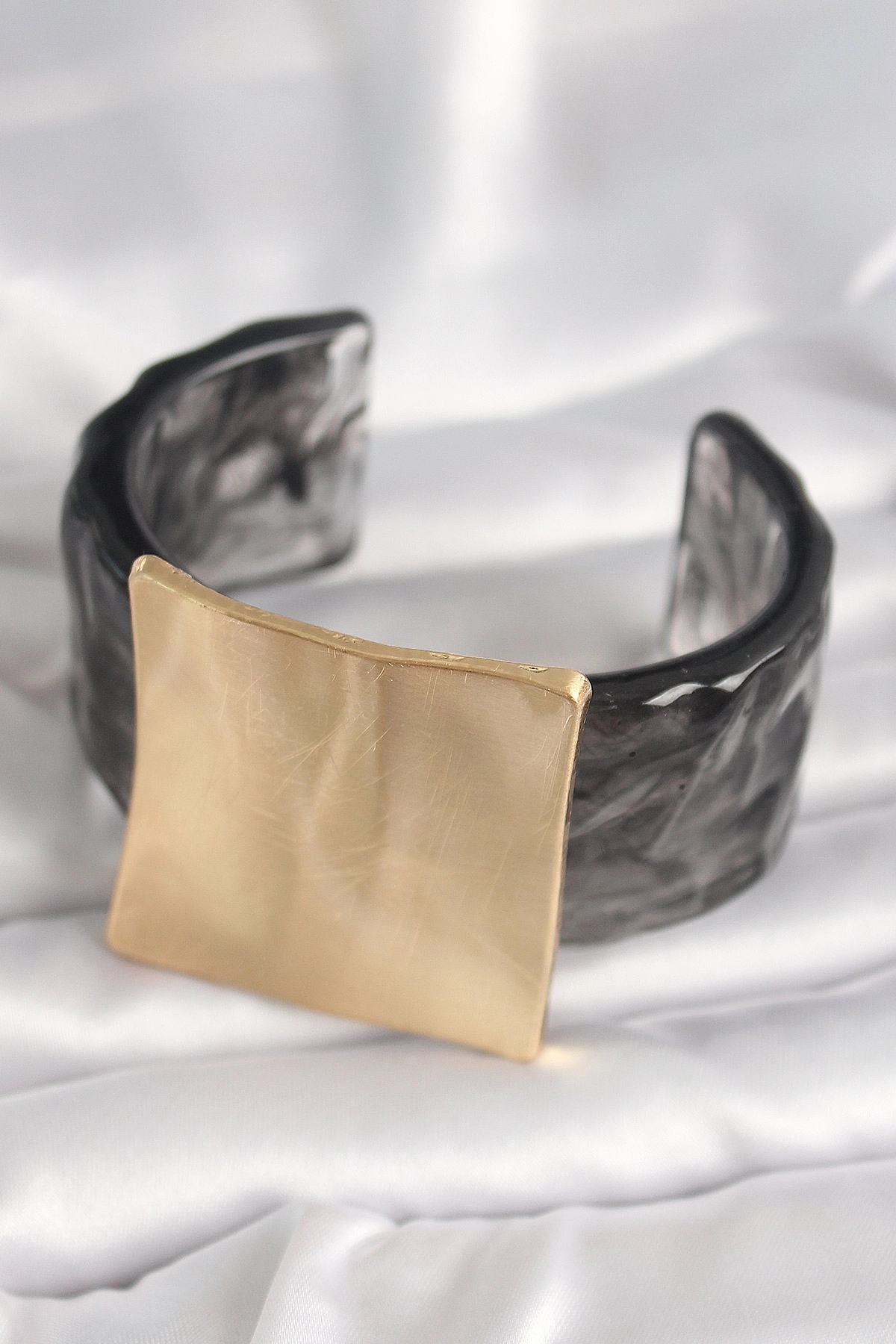 Siyah Mermer Desen Akrilik Plastik Gold Kare Plaka Model Vintage Kadın Bilezik