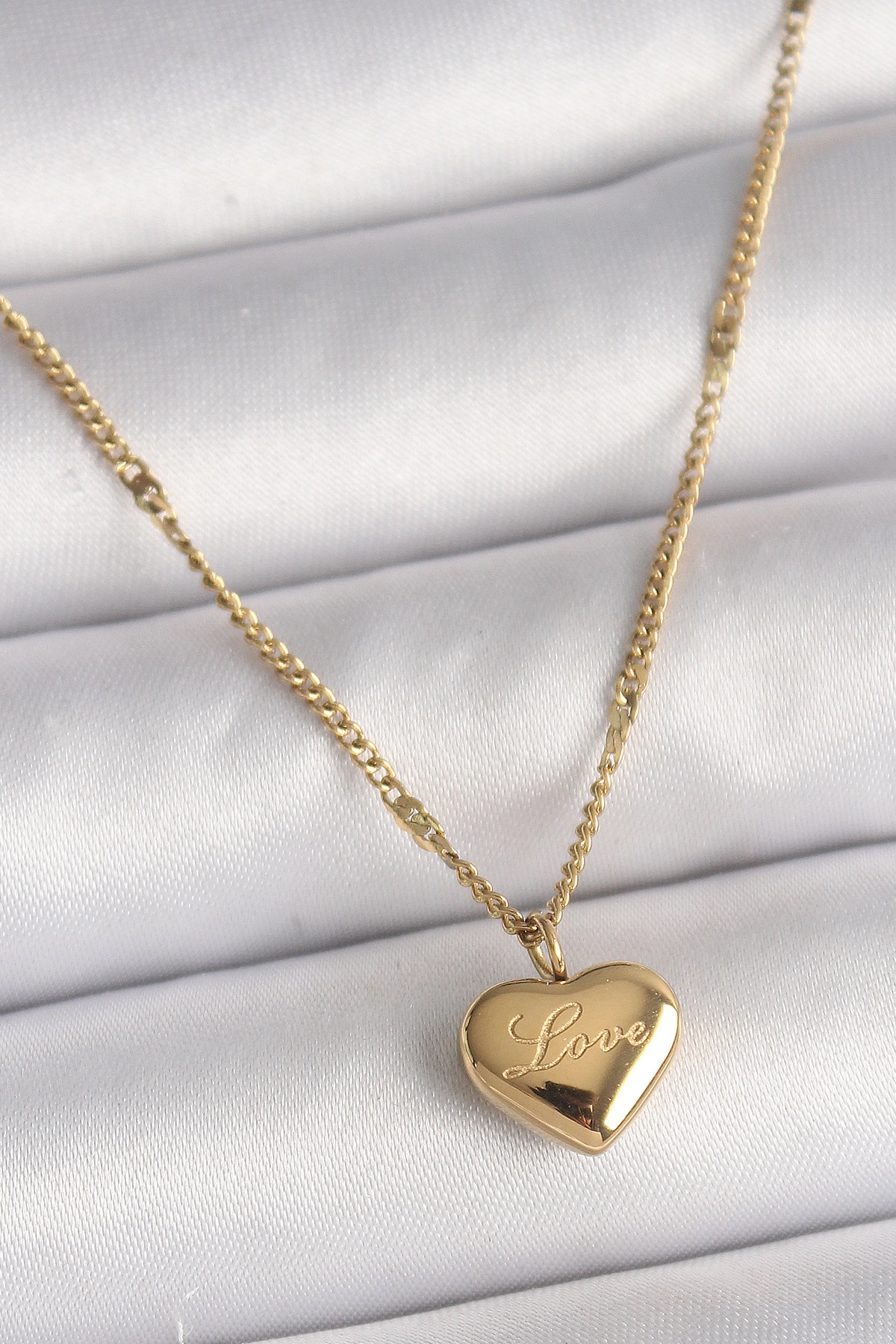 316L Çelik Gold Renk Zincir Love İşlemeli Kalp Figür Kadın Kolye