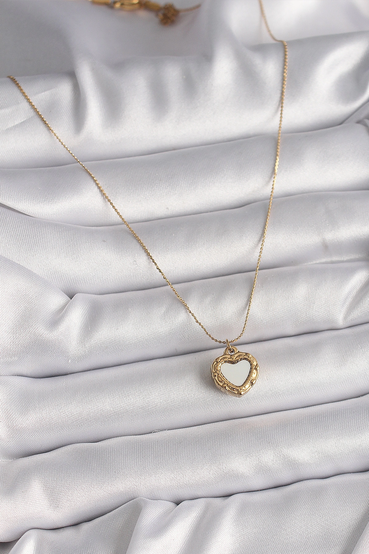 316L Çelik Gold Renk Zincir Sedefli Kalp Model Kadın Kolye