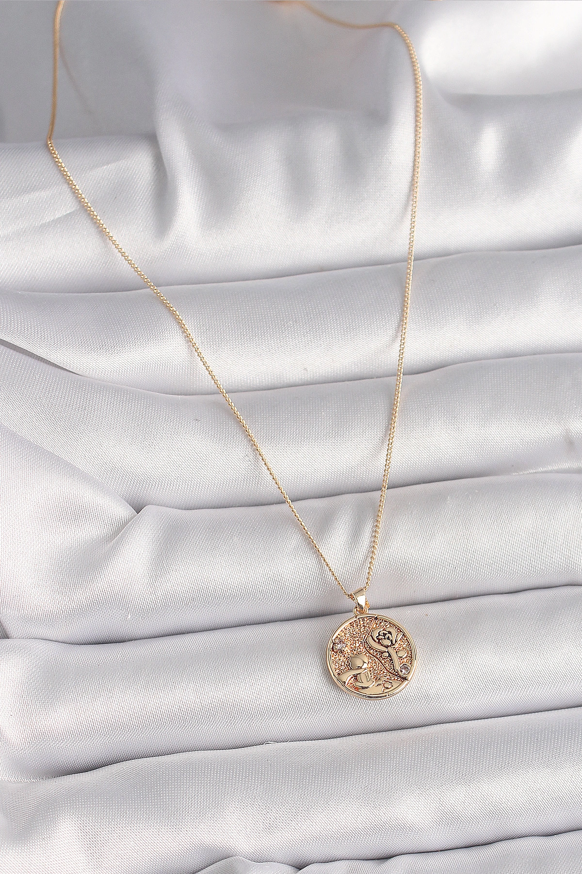 Pirinç Gold Renk Zirkon Taş Detaylı Gül İşleme Madalyon Model Kadın Kolye