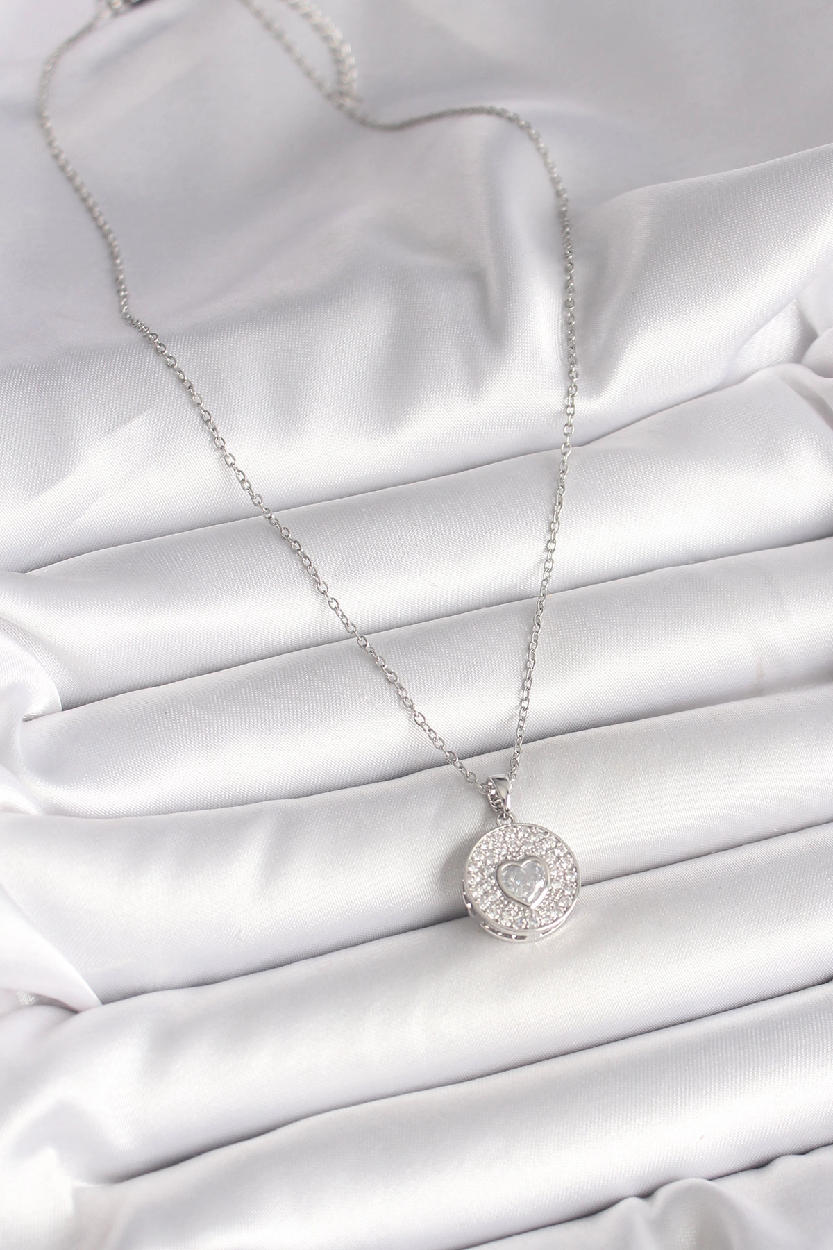 316L Çelik Gümüş Renk Zincir Zirkon Taşlı Kalp İşlemeli Madalyon Model Kadın Kolye