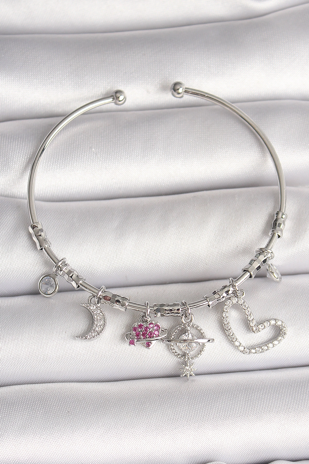 Pirinç Gümüş Renk Sallantı Zirkon Taşlı Gezegen Figür Kalp Detay Charm Kadın Bileklik