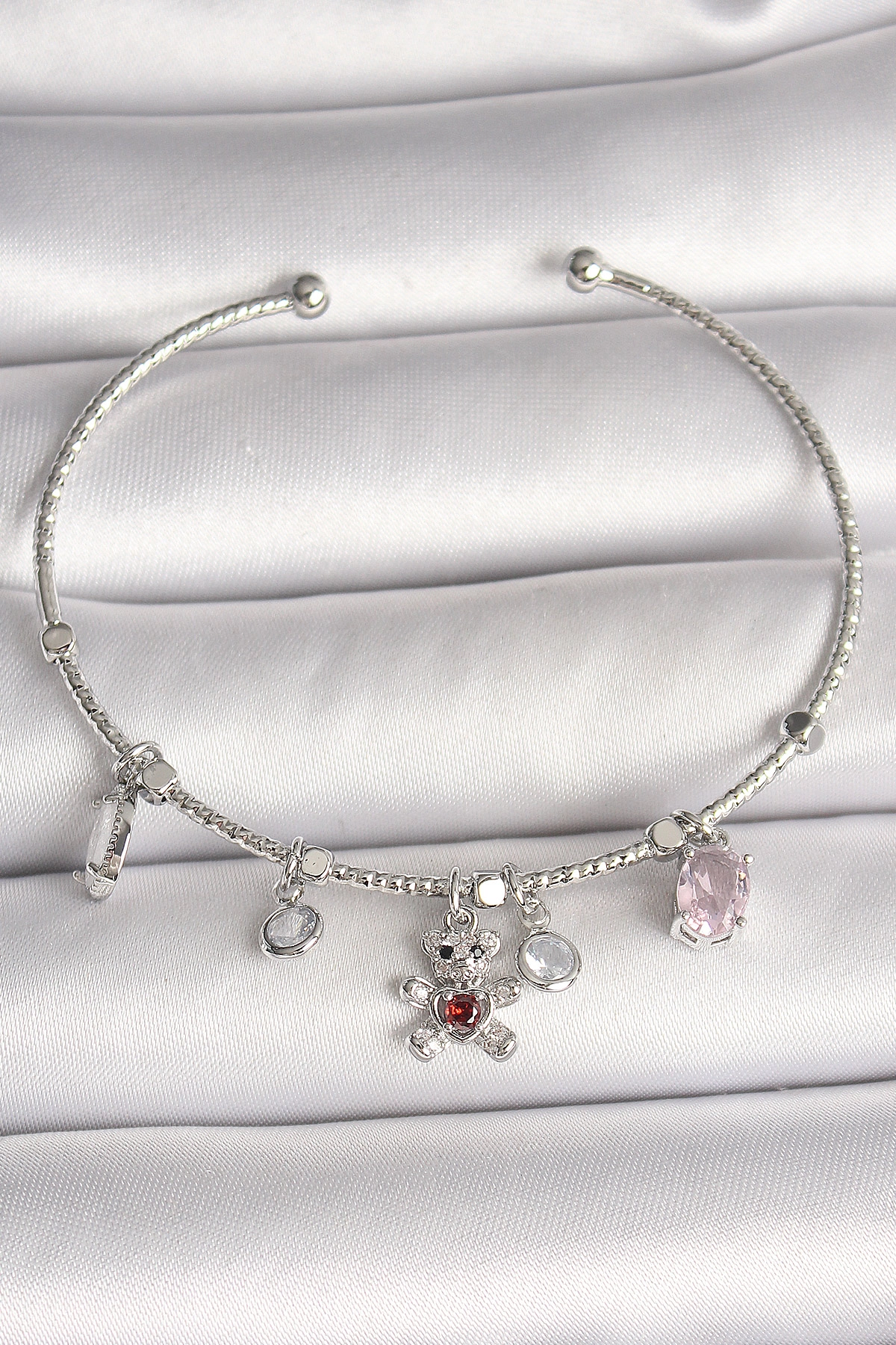 Pirinç Gümüş Renk Sallantı Zirkon Taşlı Ayıcık Figür Kırmızı Taş Detay Charm Kadın Bileklik