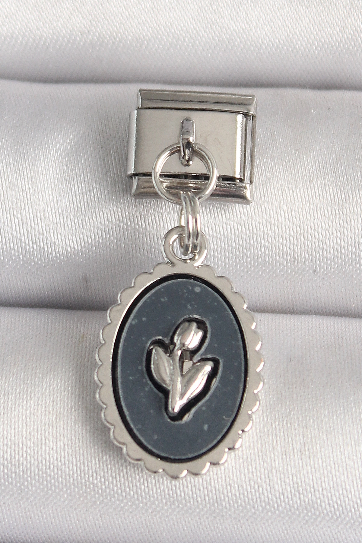 316L Çelik Gümüş Renk Çiçek İşlemeli Siyah Portre Model Nomination Charm