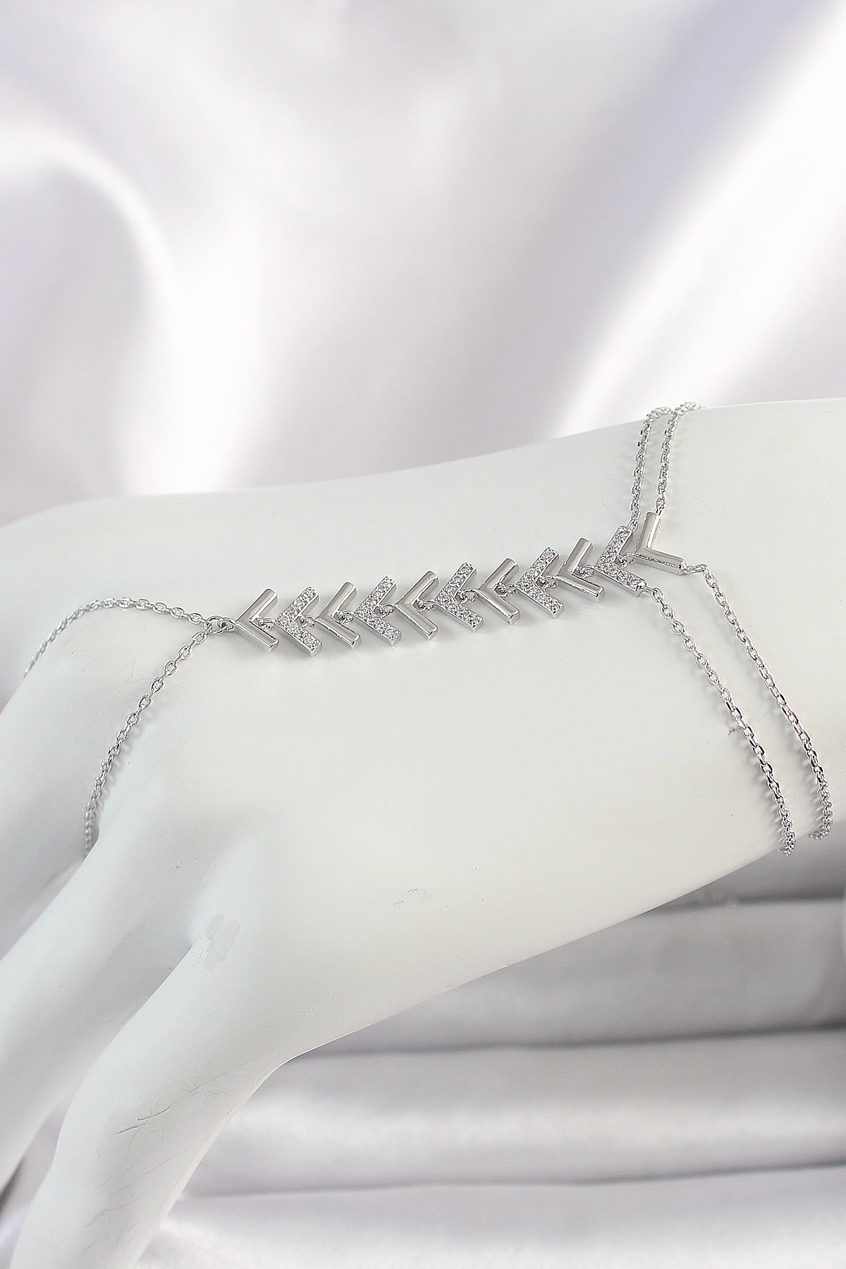 Pirinç Gümüş Renk Zirkon Taşlı V Model Kadın Şahmeran