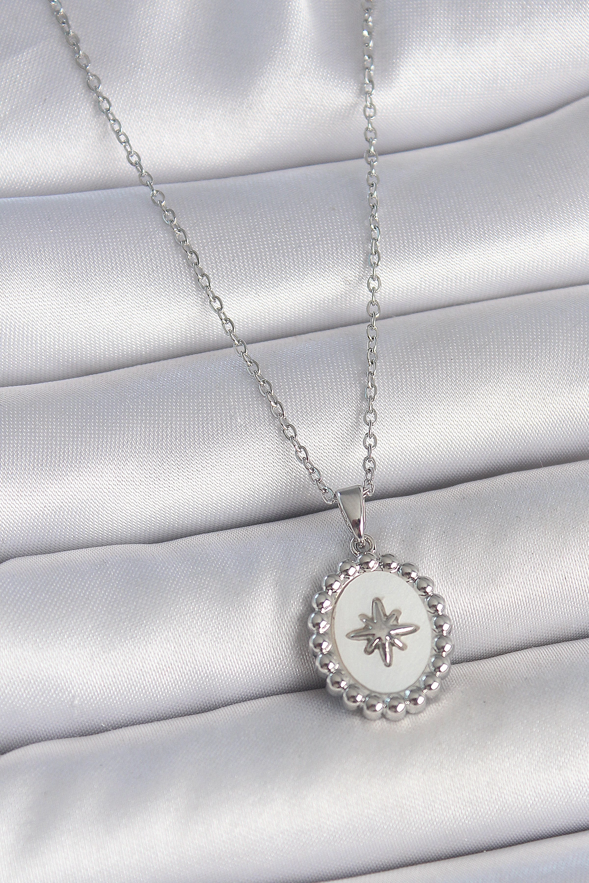 316L Çelik Gümüş Renk Zincir Beyaz Mineli Kutup Yıldız İşlemeli Madalyon Model Kadın Kolye