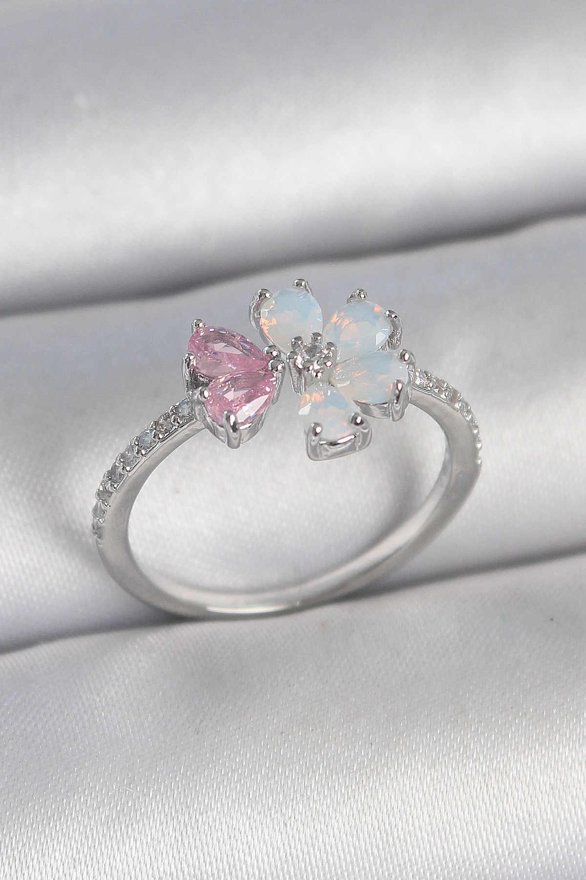 Pirinç Gümüş Renk Beyaz Mineli Pembe Zirkon Taşlı Çiçek Model Kadın Yüzük