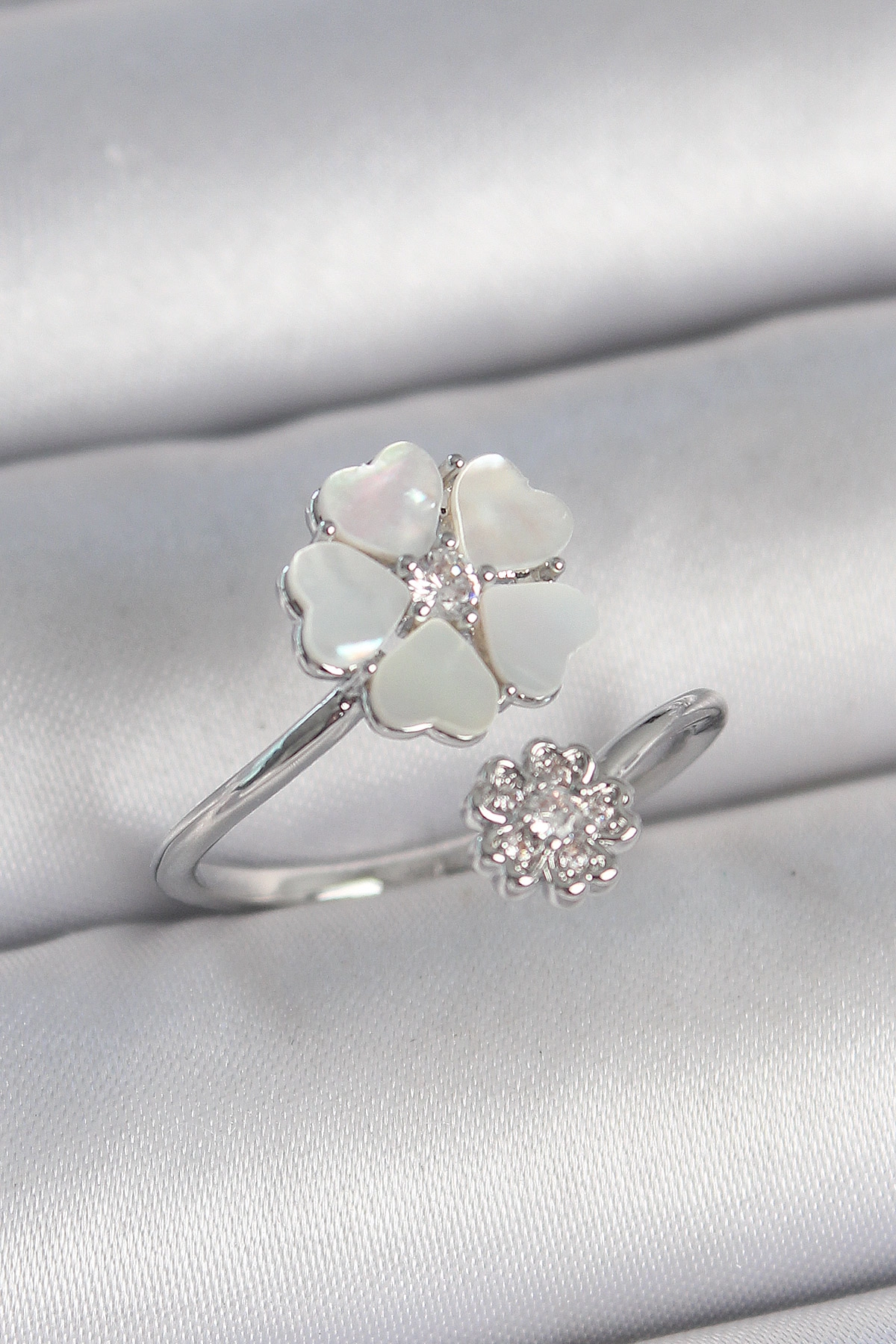 Pirinç Gümüş Renk Beyaz Mineli Çiçek Model Zirkon Taş Detay Kadın Yüzük