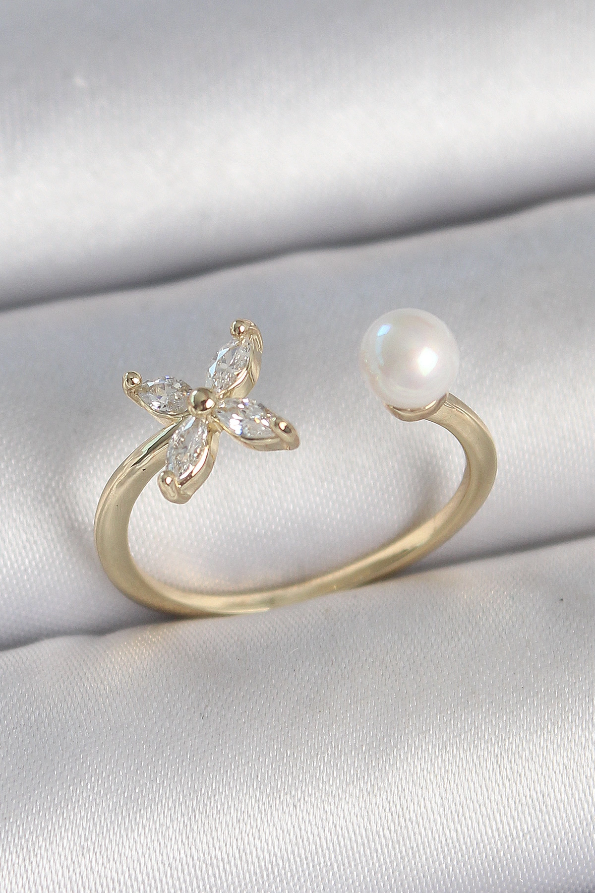 Pirinç Gold Renk Zirkon Taşlı Çiçek Model İnci Detay Ayarlanabilir Kadın Yüzük