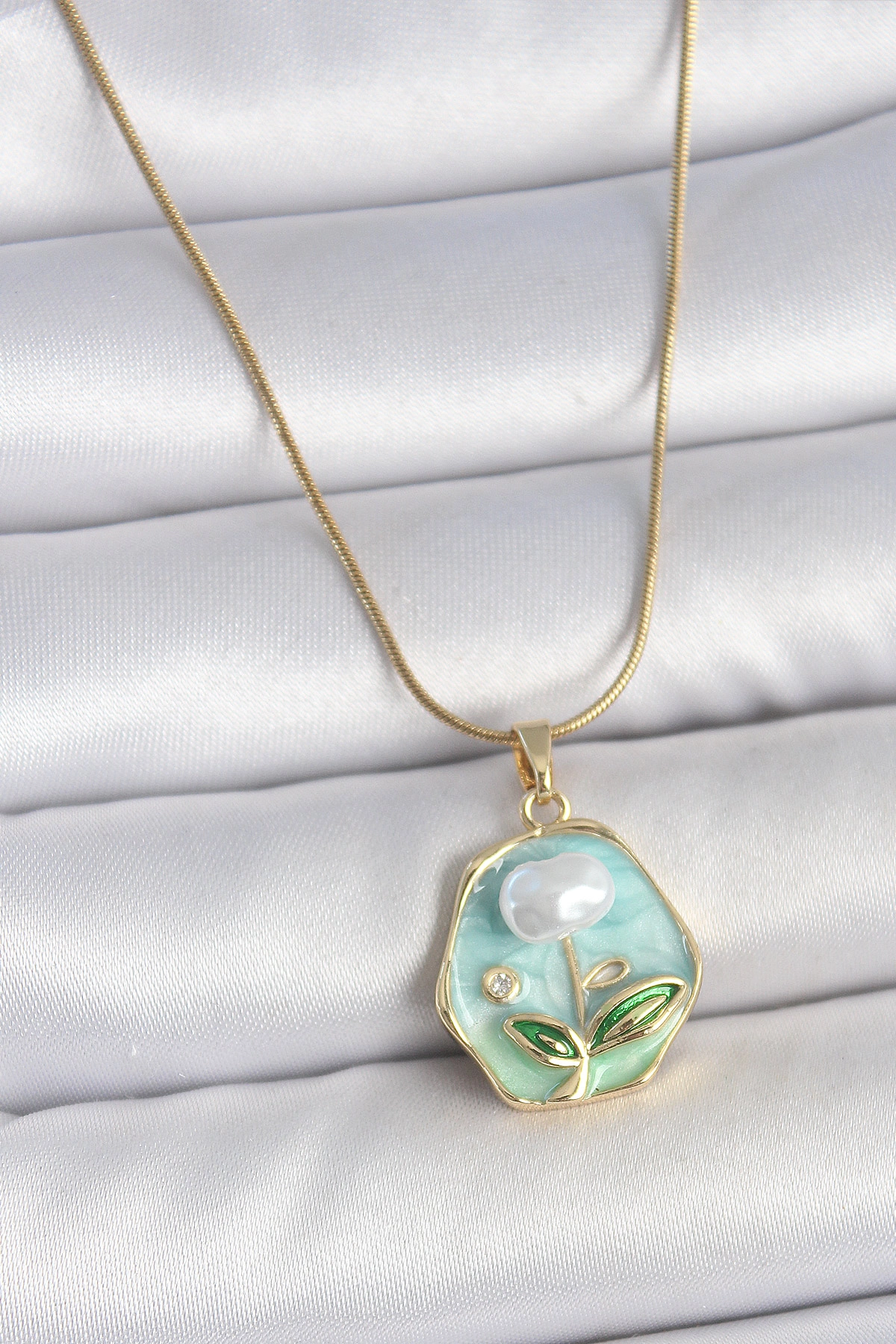 316L Çelik Gold Renk Zincir Mavi Çiçek İşlemeli İnci İşlemeli Portre Model Kadın Kolye