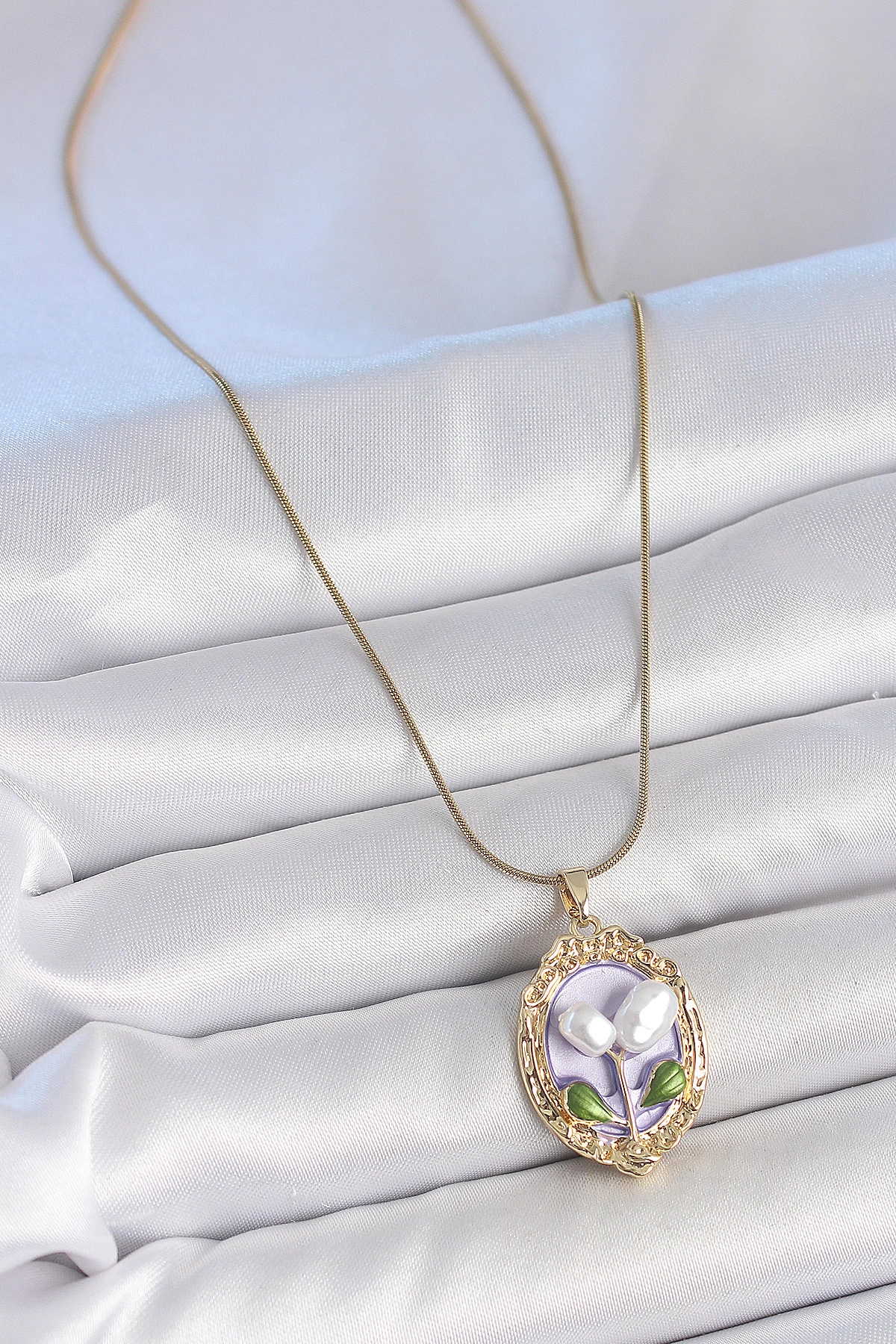 316L Çelik Gold Renk Mor İncili Çiçek İşlemeli Portre Model Kadın Kolye