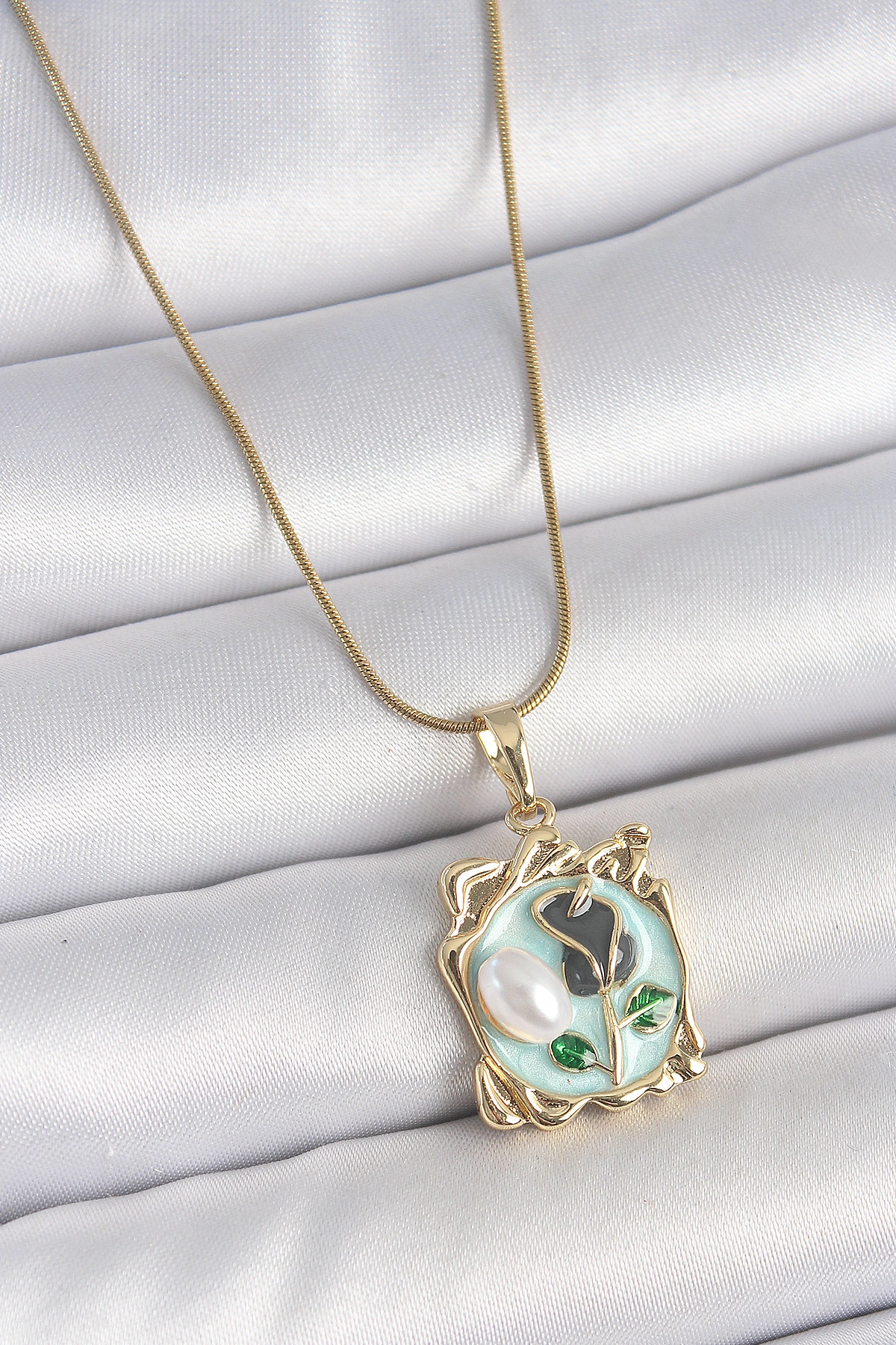 316L Çelik Gold Renk Zincir Mavi Mineli Çiçek İşlemeli İnci Detay Portre Model Kadın Kolye