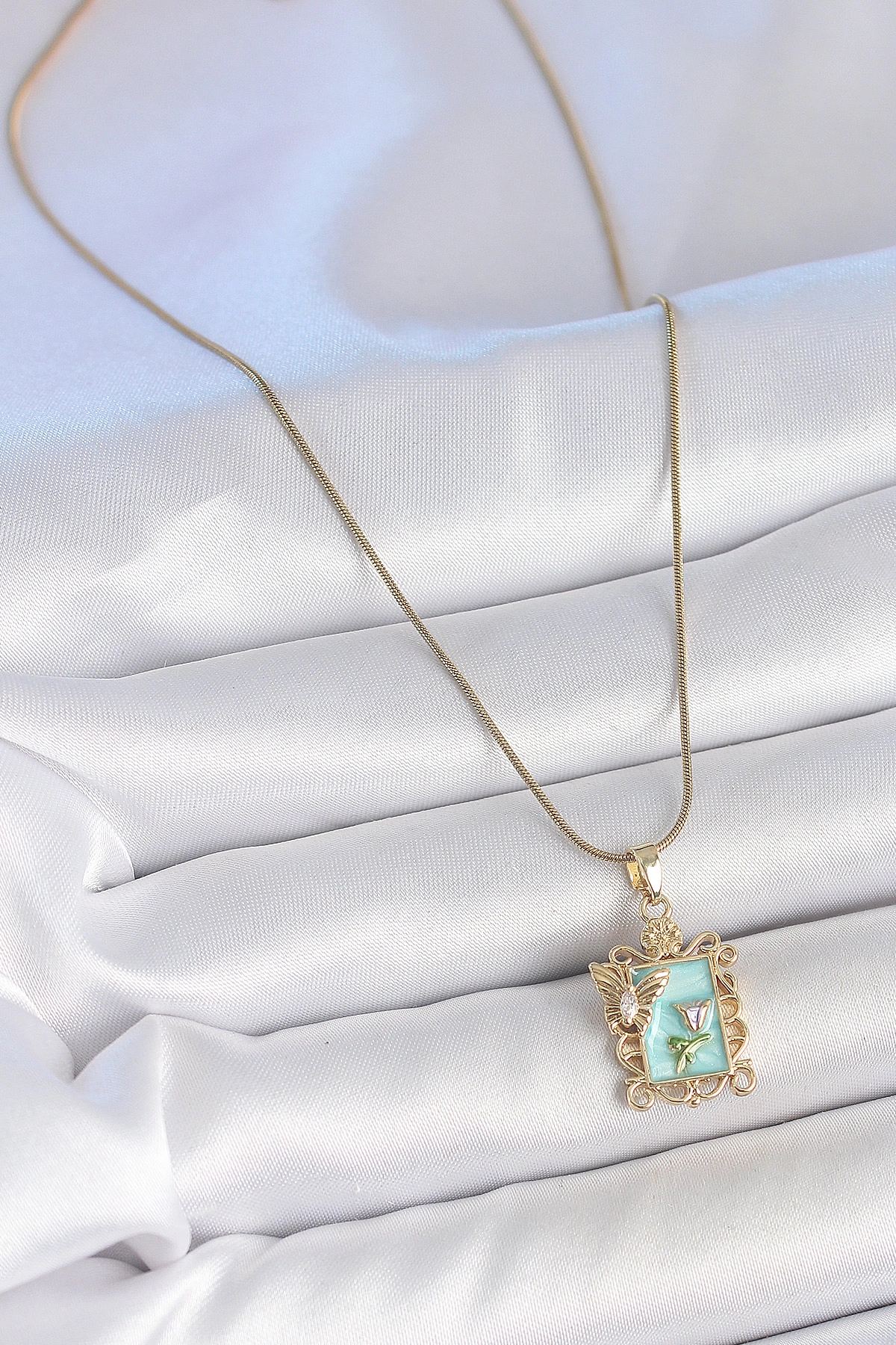 316L Çelik Gold Renk Zincir Mavi Mineli Çiçek İşlemeli Zirkon Taşlı Kelebek Detay Portre Model Kadın Kolye