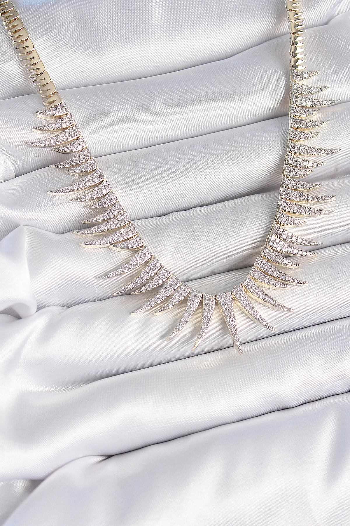 Pirinç Gold Renk Zirkon Taşlı Sivri Model VIP Seri Kadın Kolye