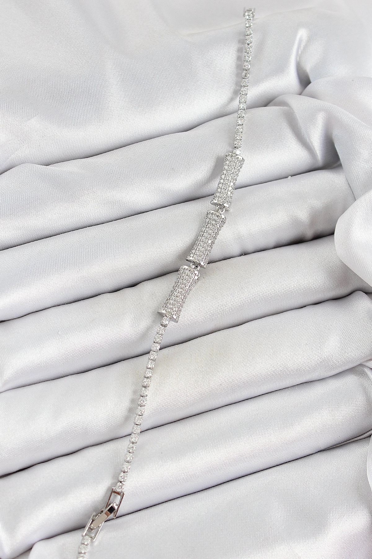 Pirinç Gümüş Renk Zirkon Taşlı Kemik Model Kadın Bileklik