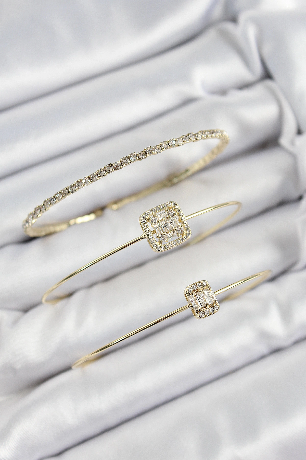 Pirinç Zirkon Taşlı Baget Model Gold Renk Vip 3'lü Kadın Bileklik