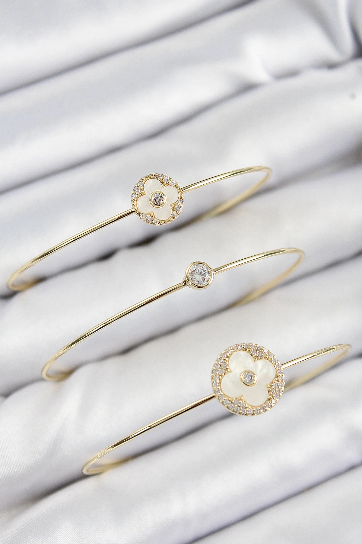 Pirinç Zirkon Taşlı Yonca Model Gold Renk Vip 3'lü Kadın Bileklik