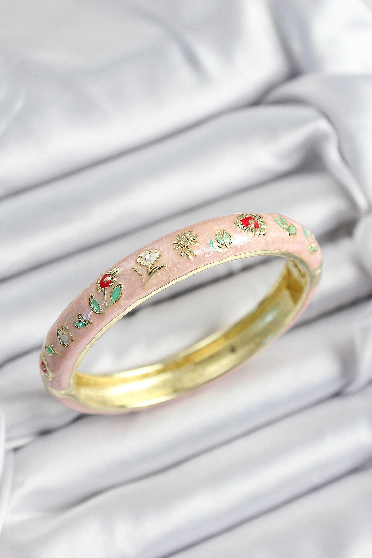 Mineli Pirinç Pembe Çiçek Motifli Gold Renk Kadın Kelepçe