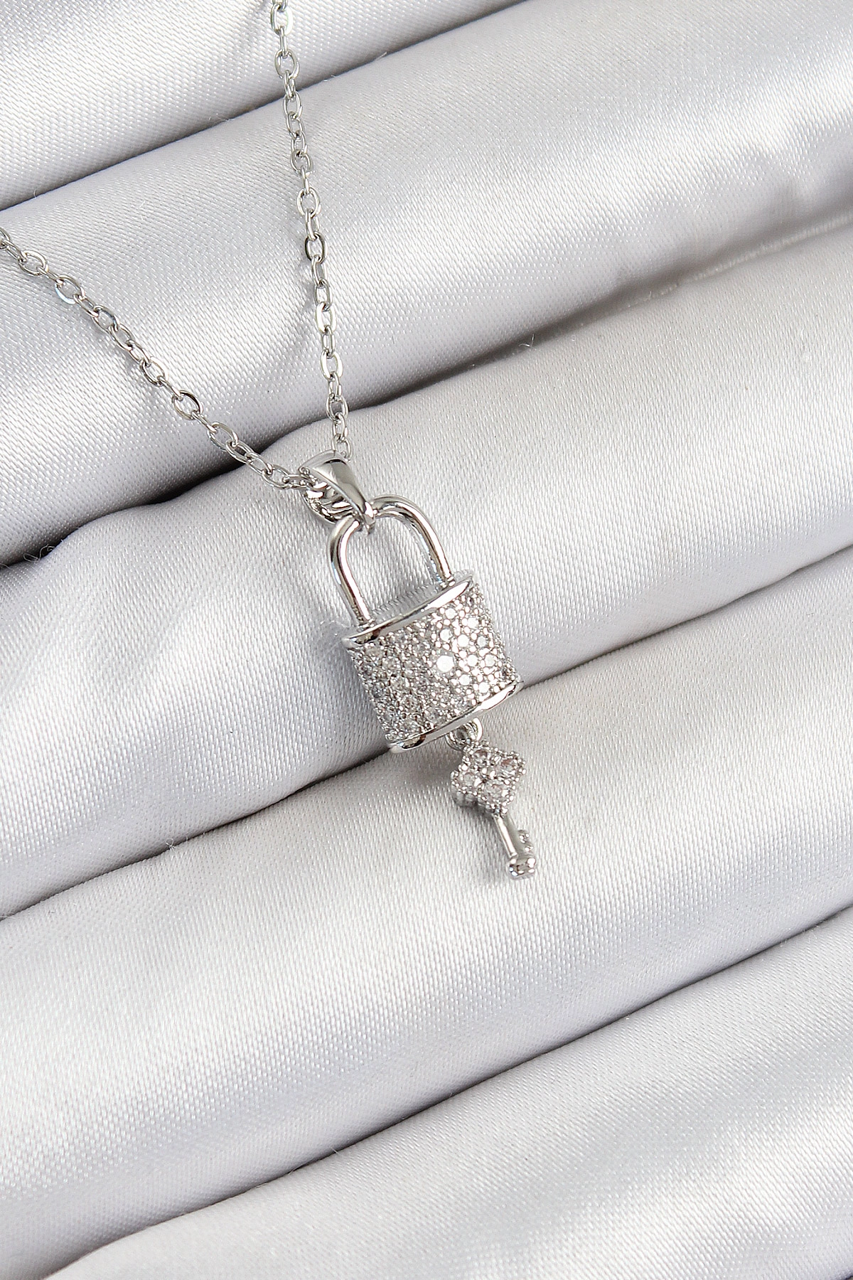 316L Çelik Zirkon Taşlı Kilit Ve Sallantılı Anahtar Model Gümüş Renk Kadın Kolye