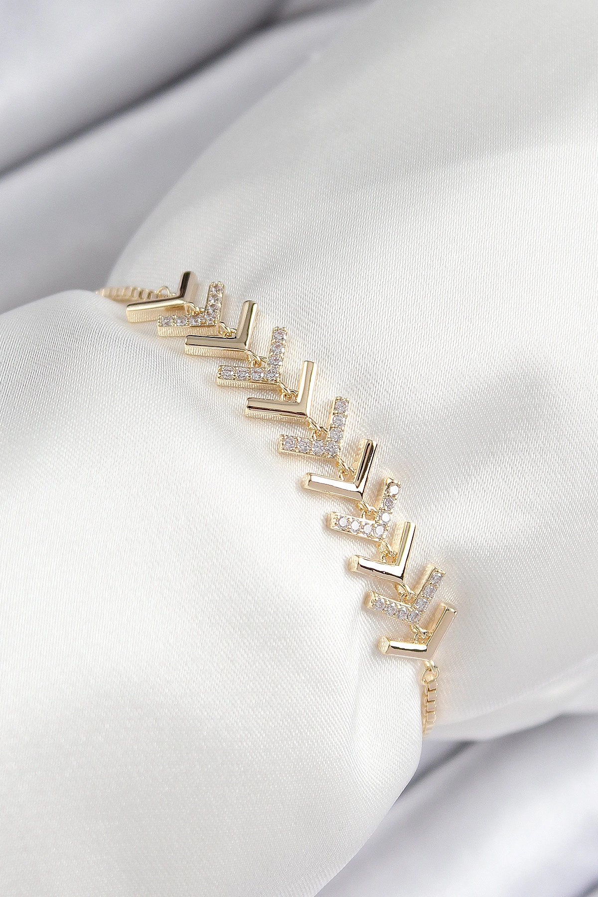 Pirinç Zirkon Taşlı Sıralı Ok Model Gold Renk Asansörlü Kadın Bileklik