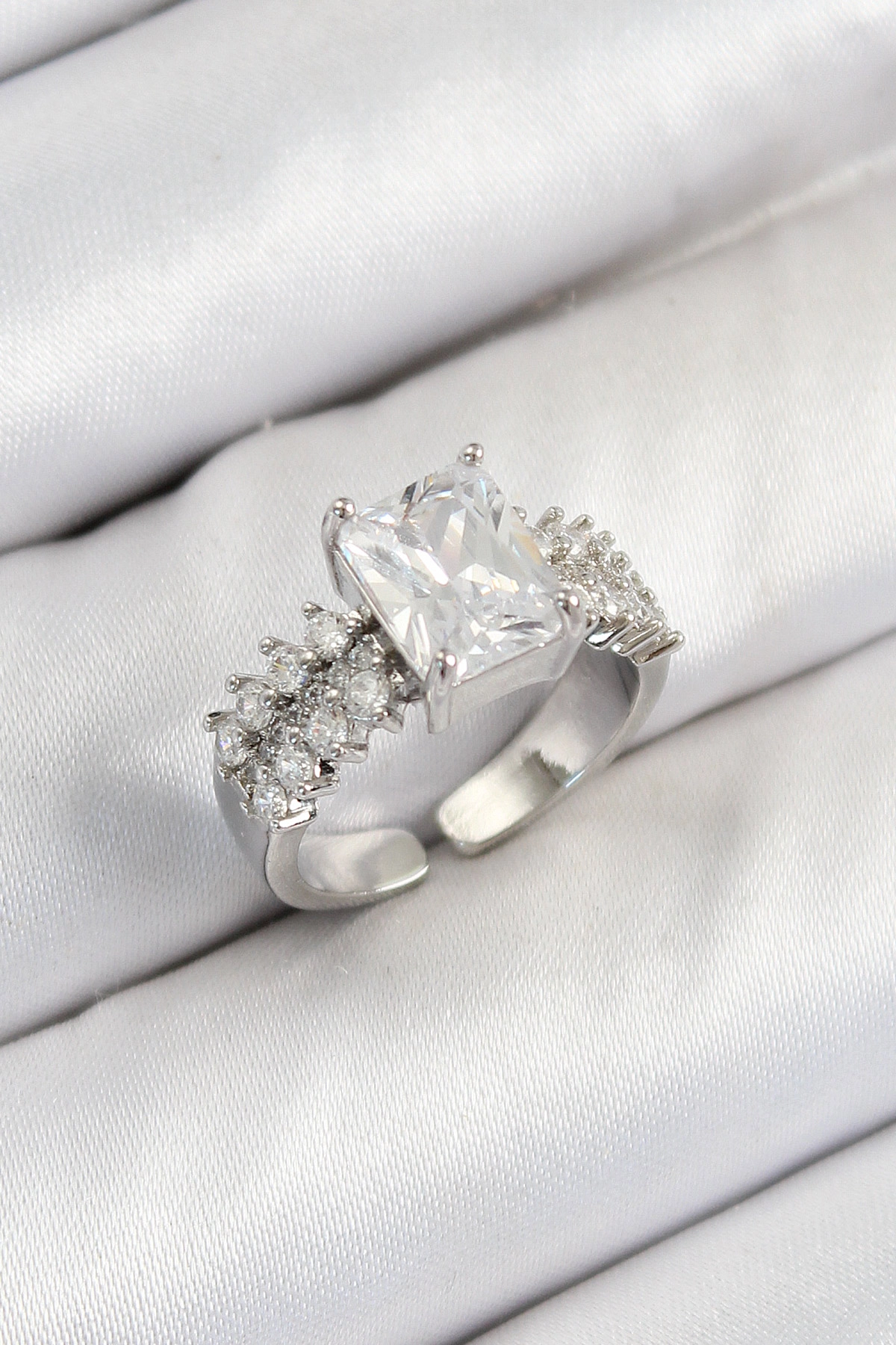 Pirinç  Büyük Zirkon Taşlı Model Gümüş Renk Kadın Yüzük