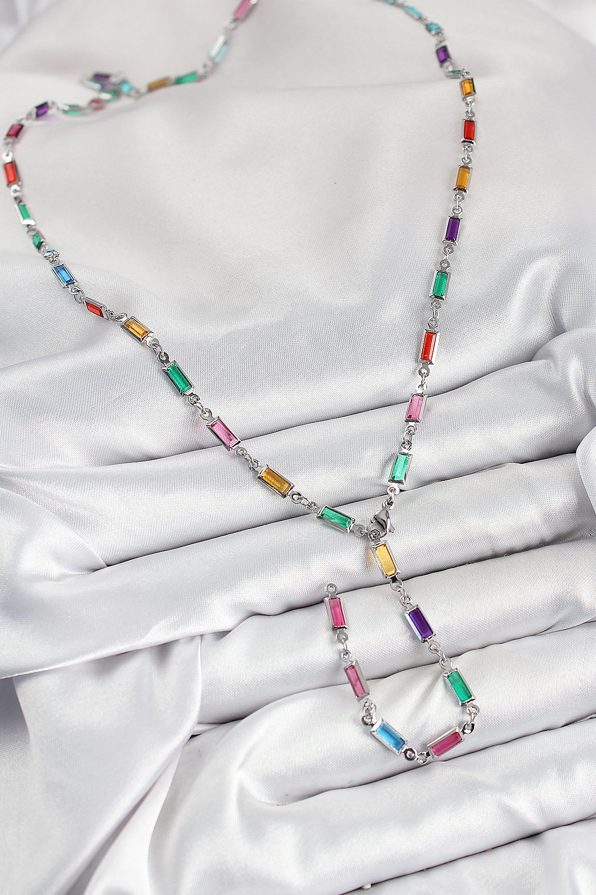 Pirinç Renkli Zirkon Taşlı Dikdörtgen Model Gümüş Renk Kadın Y Kolye