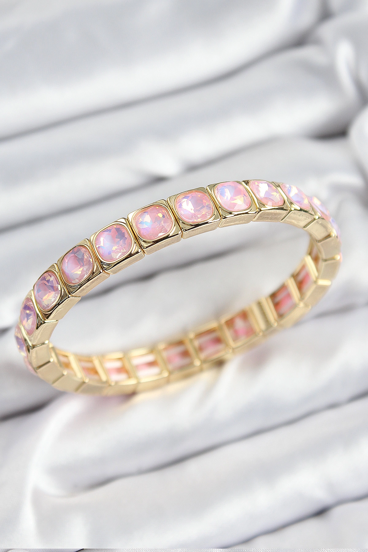 Pirinç Pembe Zirkon Taşlı Kare Model Gold Renk Lastikli Kadın Bileklik