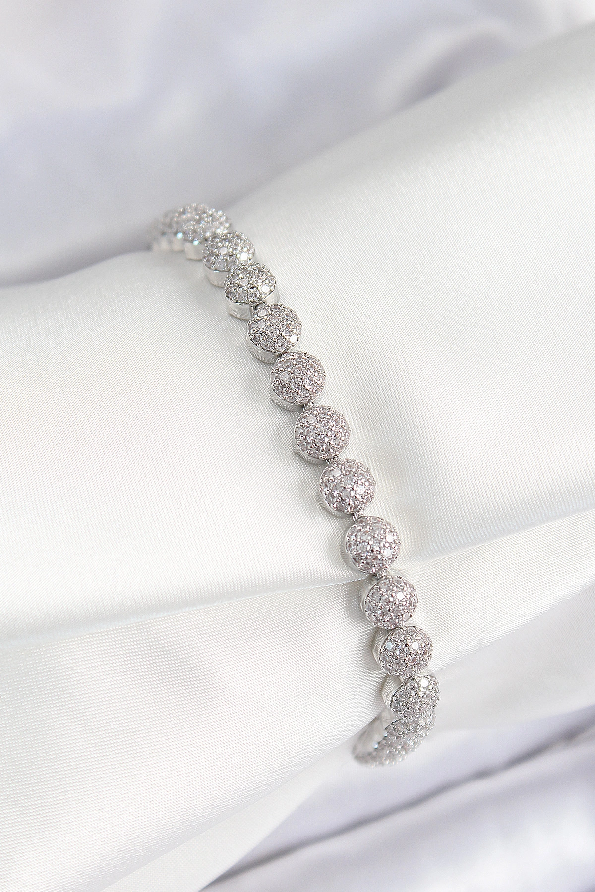 Pirinç Zirkon Taşlı Yarım Topcuk Model Gümüş Renk VIP Seri Kadın Bileklik