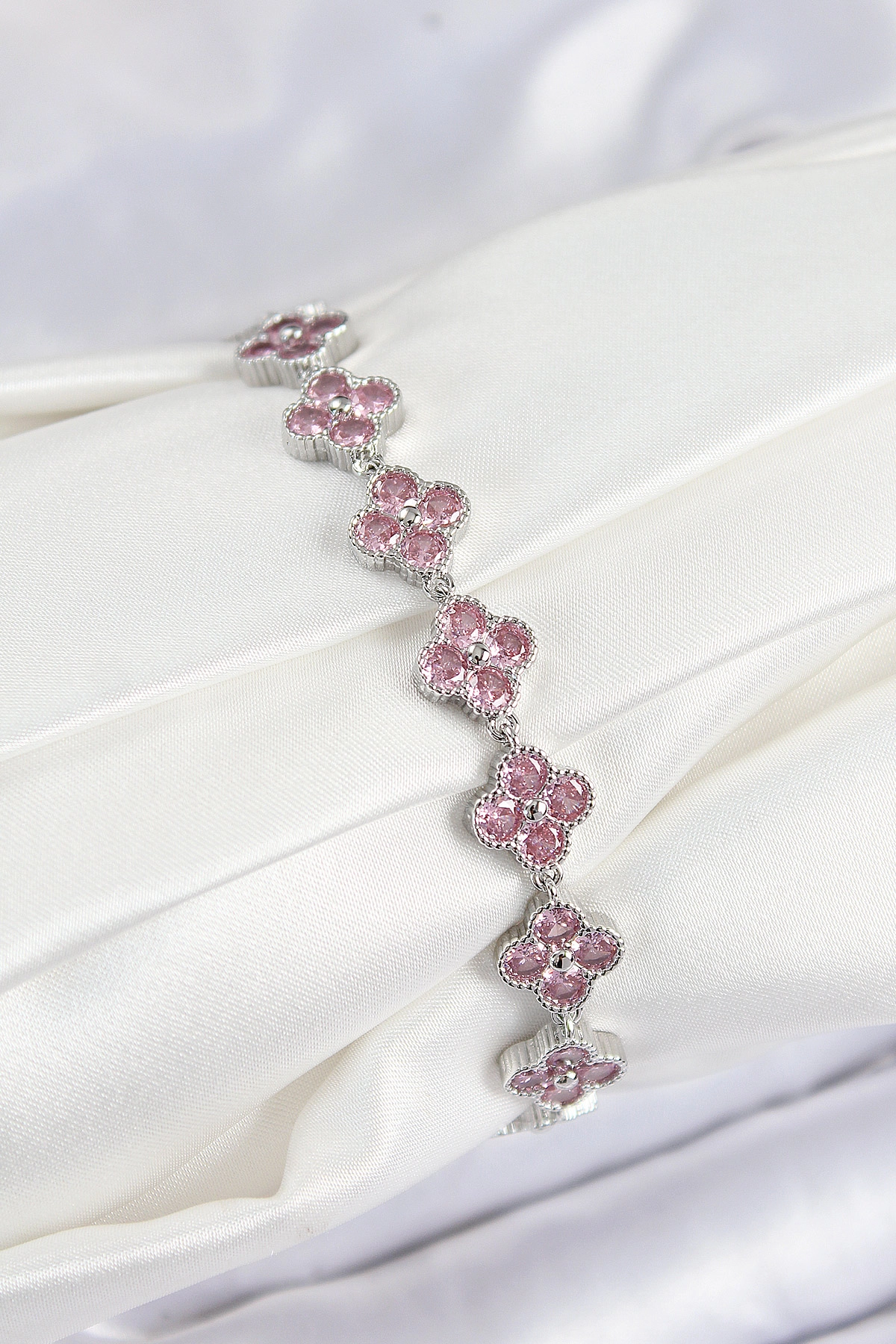 Pirinç Pembe Zirkon Taşlı Yonca Model Gümüş Renk VIP Seri Kadın Bileklik