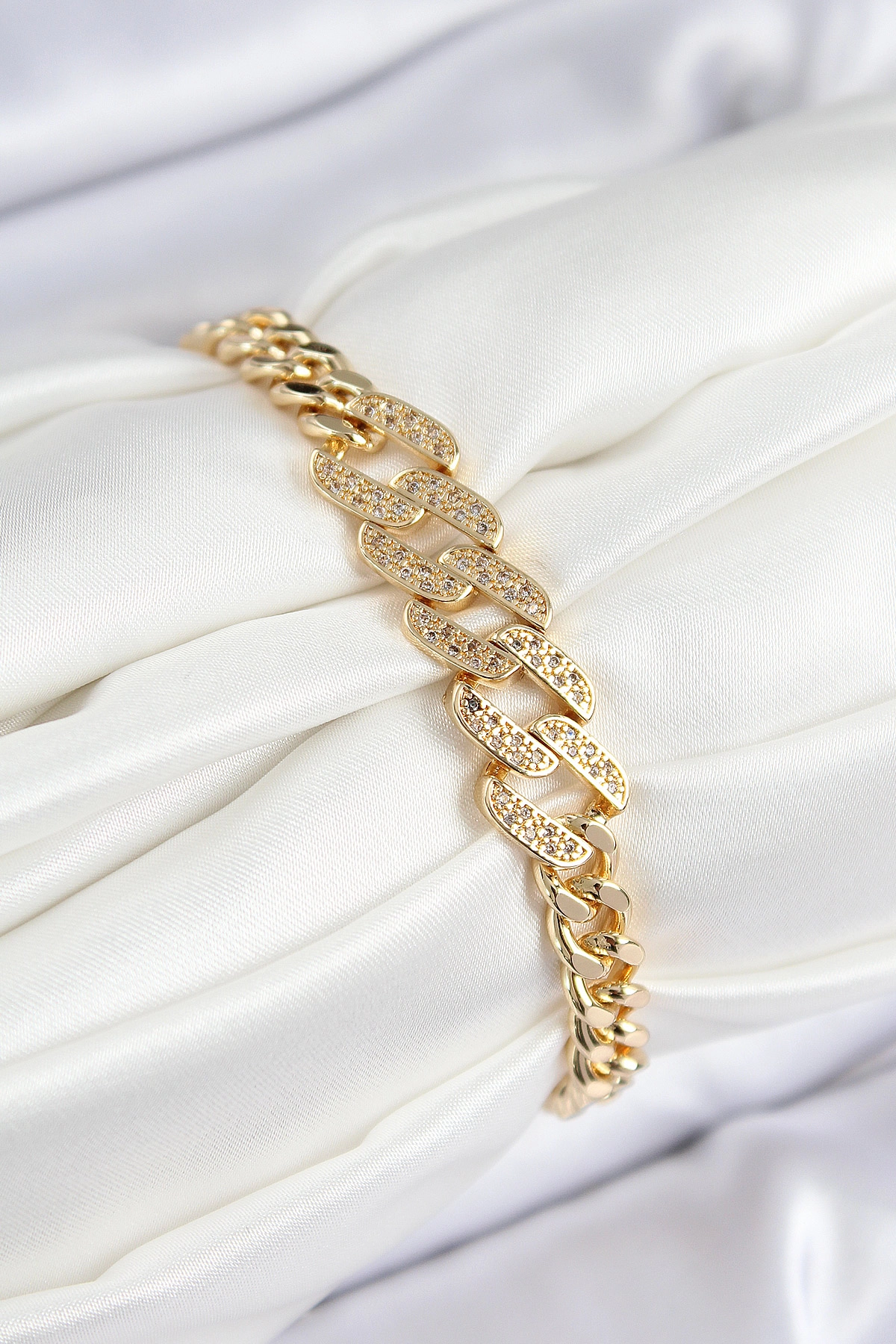 Pirinç Zirkon Taşlı Ezme Küba Zincir Model Gold Renk Kadın Bileklik