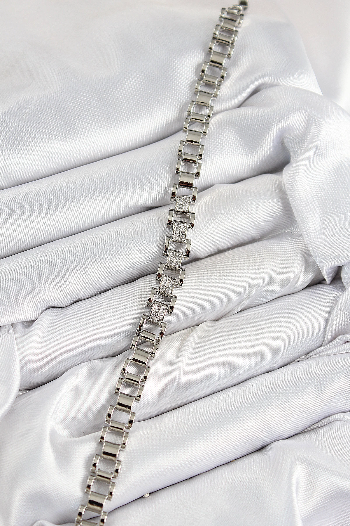 Pirinç Zirkon Taşlı Parçalı Model Gümüş Renk Kadın Bileklik