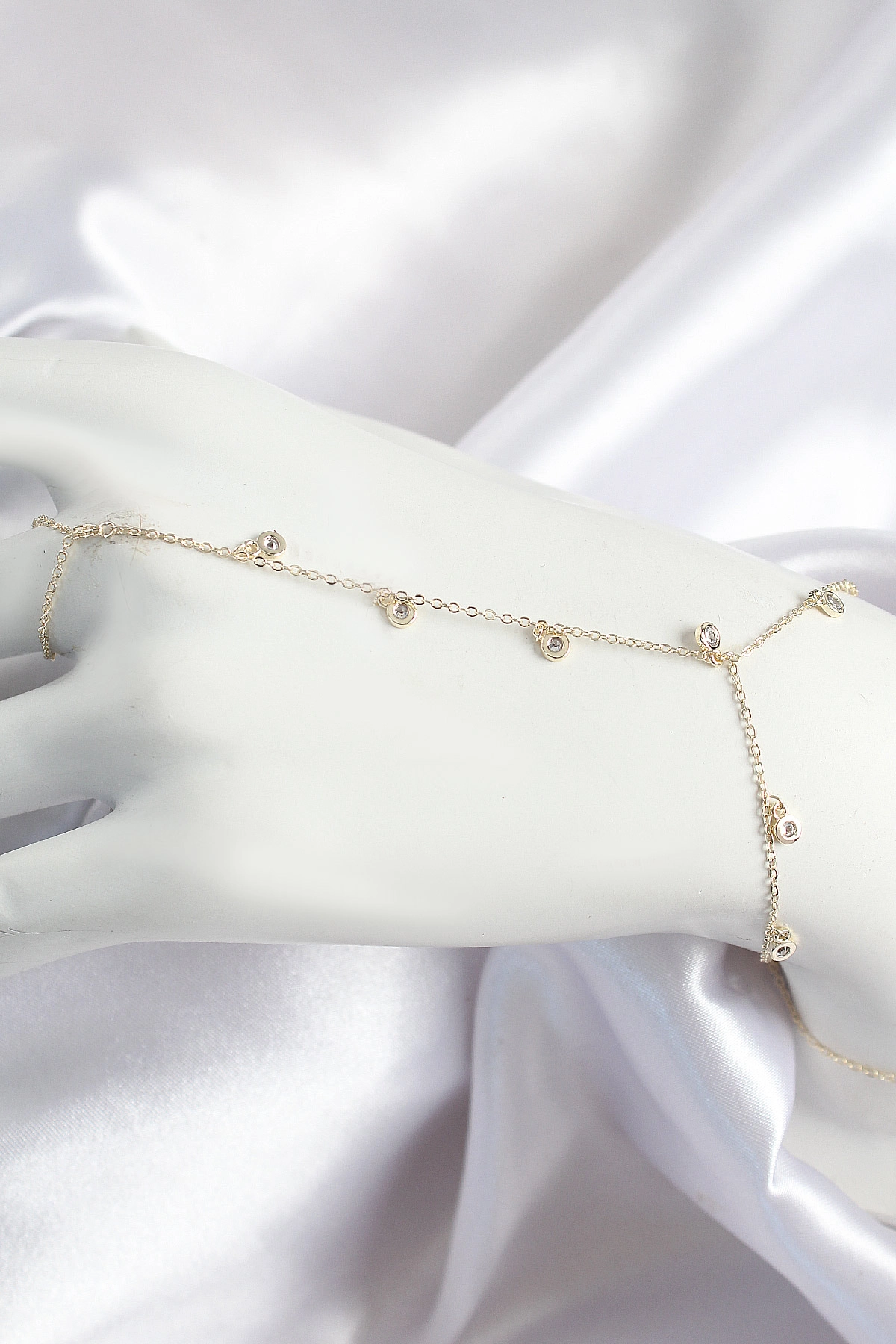 Pirinç Zirkon Taşlı Sallantılı Model Gold Renk Kadın Şahmeran