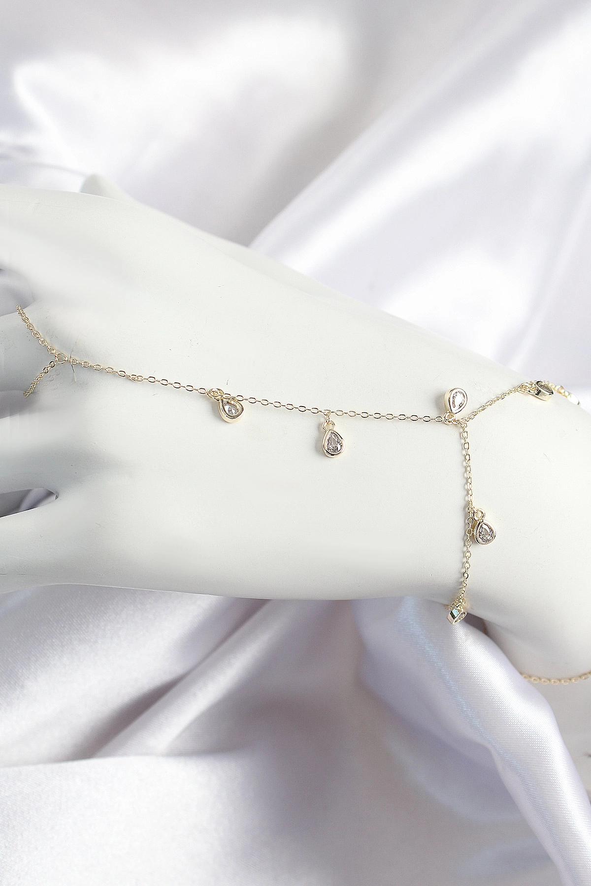 Pirinç Zirkon Taşlı Sallantılı Damla Model Gold Renk Kadın Şahmeran