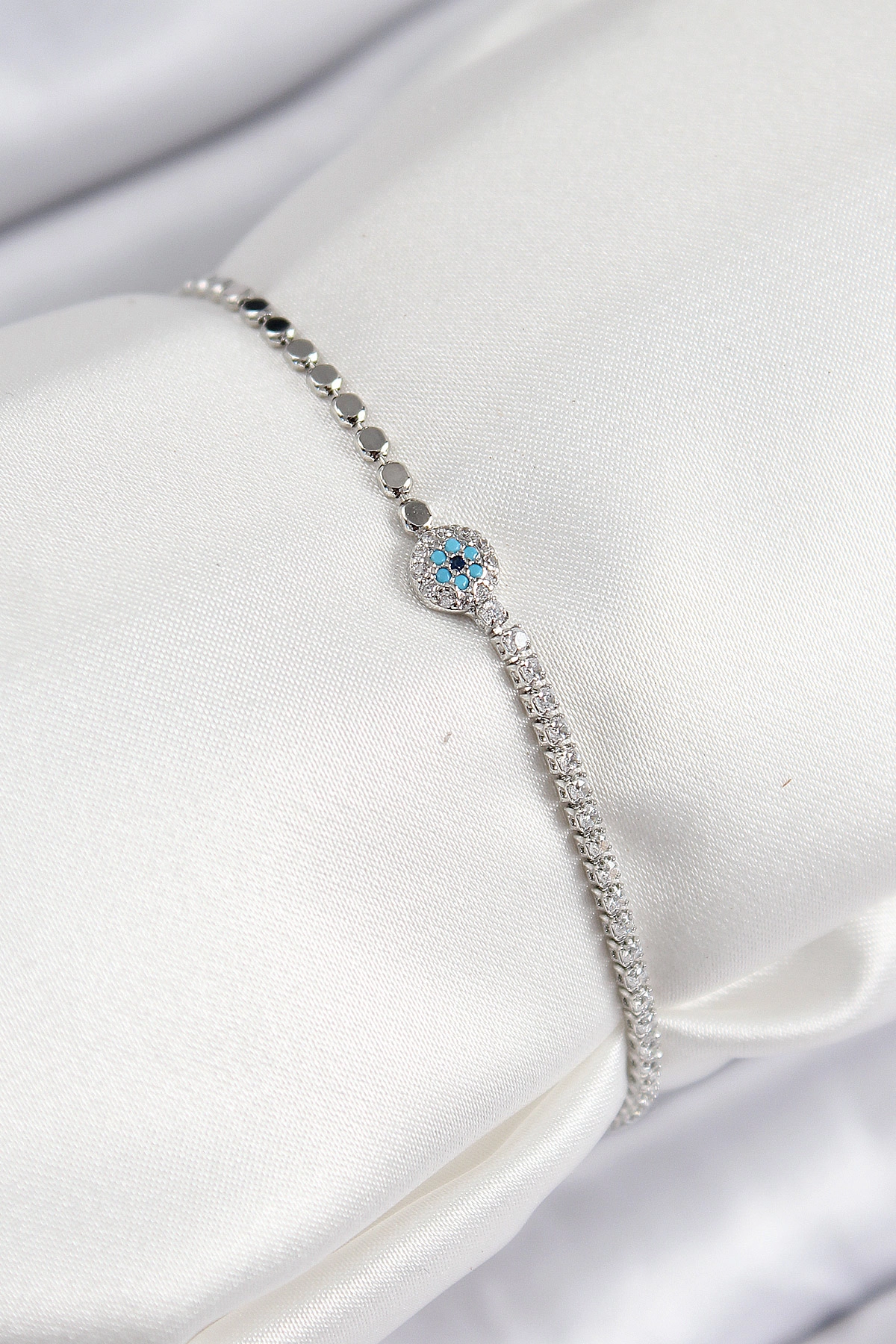 Pirinç Zirkon Taşlı Nazar Model Ezme Zincir Gümüş Renk Kadın Bileklik