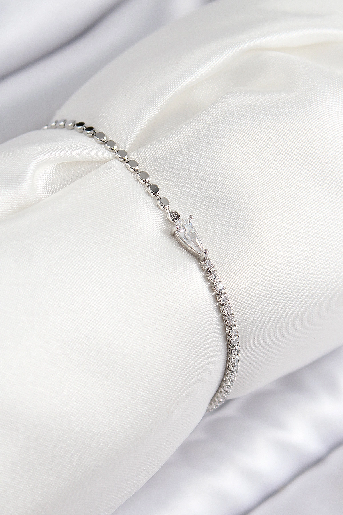 Pirinç Zirkon Taşlı Damla Model Ezme Zincir Gümüş Renk Kadın Bileklik