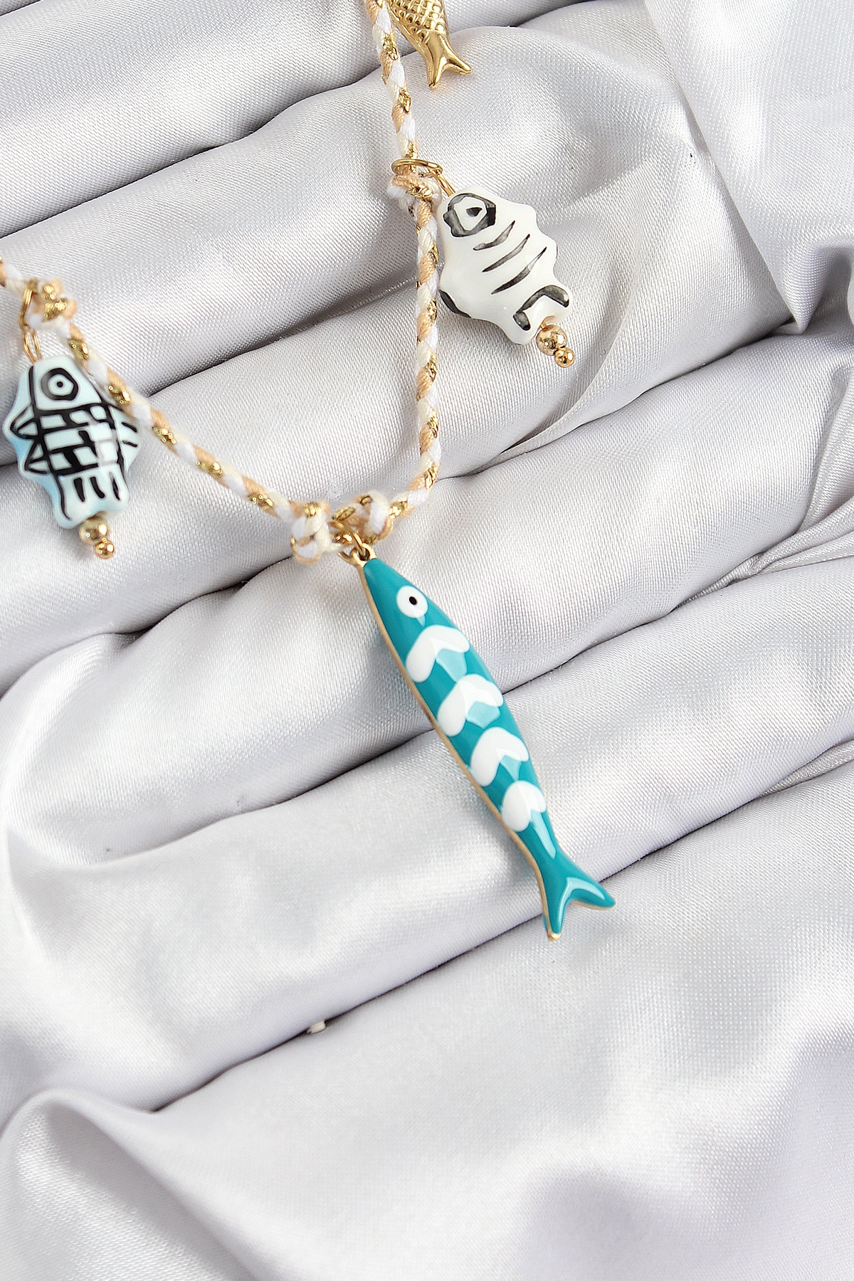 Seramik Motifli Balık Figürlü Model Krem İp Kadın Kolye