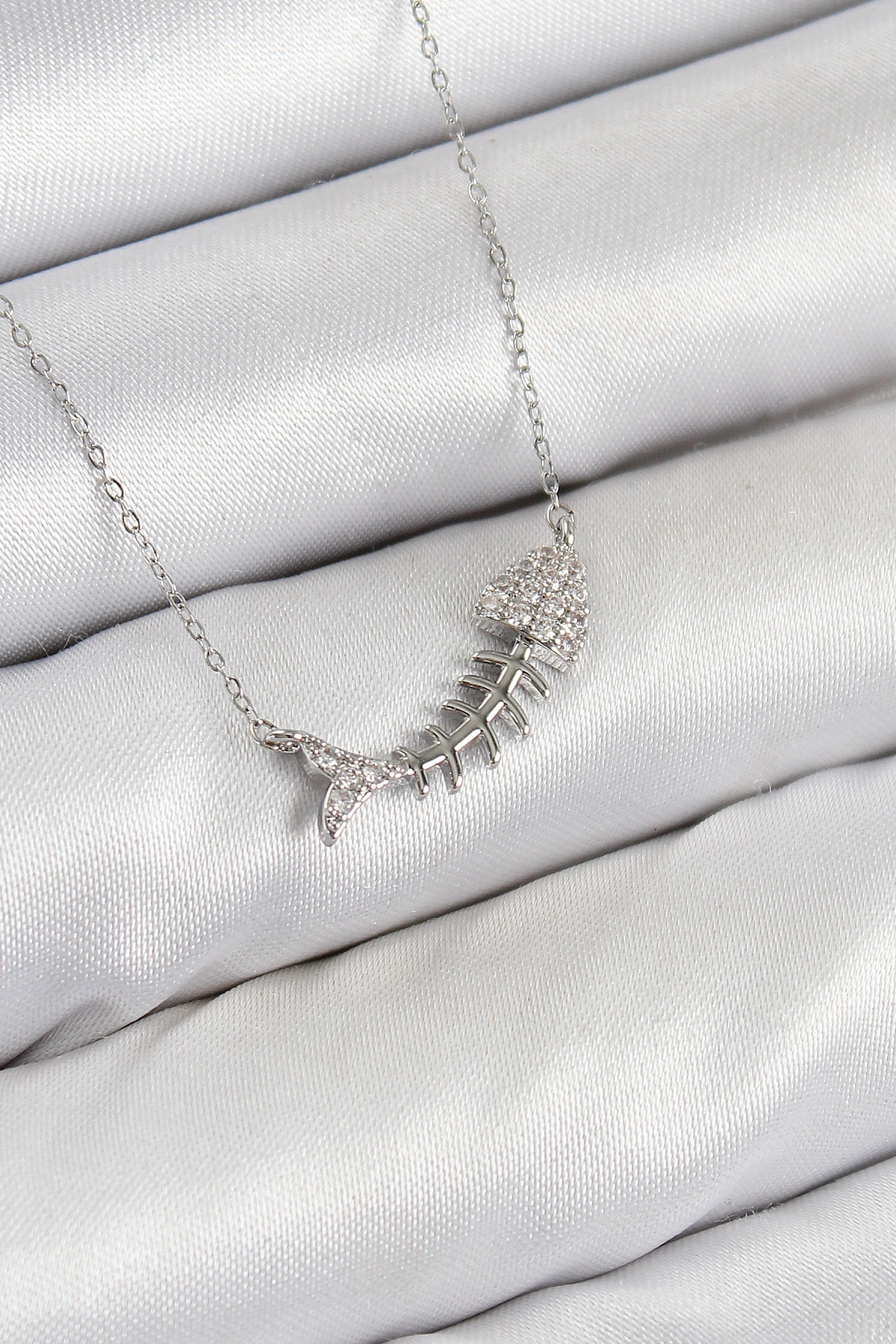 Pirinç Zirkon Taşlı Balık Kılçığı Model Gümüş Renk Kadın Kolye