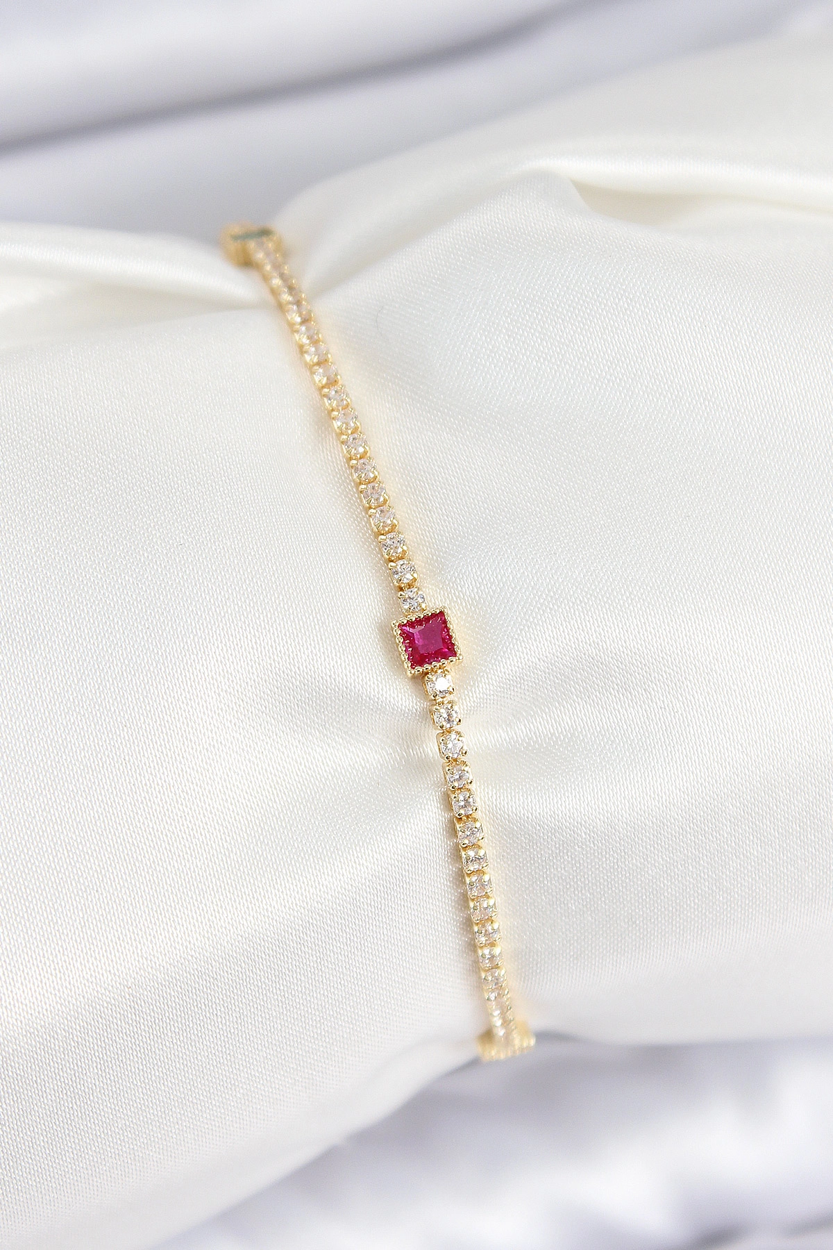 Pirinç Zirkon Taşlı Kare Model Gold Renk Kadın Bilekilk