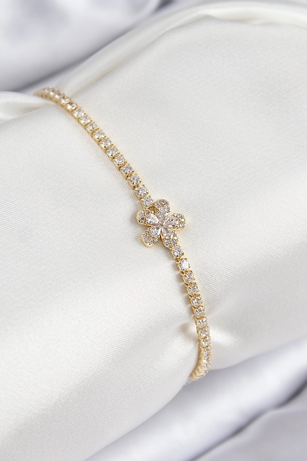 Pirinç Zirkon Taşlı Çiçek Model Gold Renk Kadın Bileklik