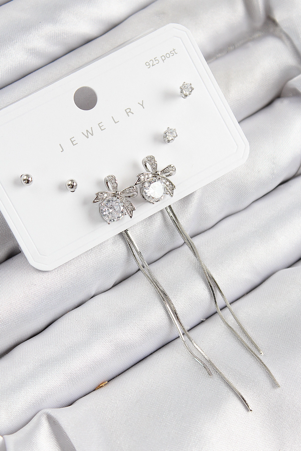 Pirinç Zirkon Taşlı Sallantılı Fiyonk Model Gümüş Renk 925 Ayar Gümüş Çivi Kadın Küpe Set