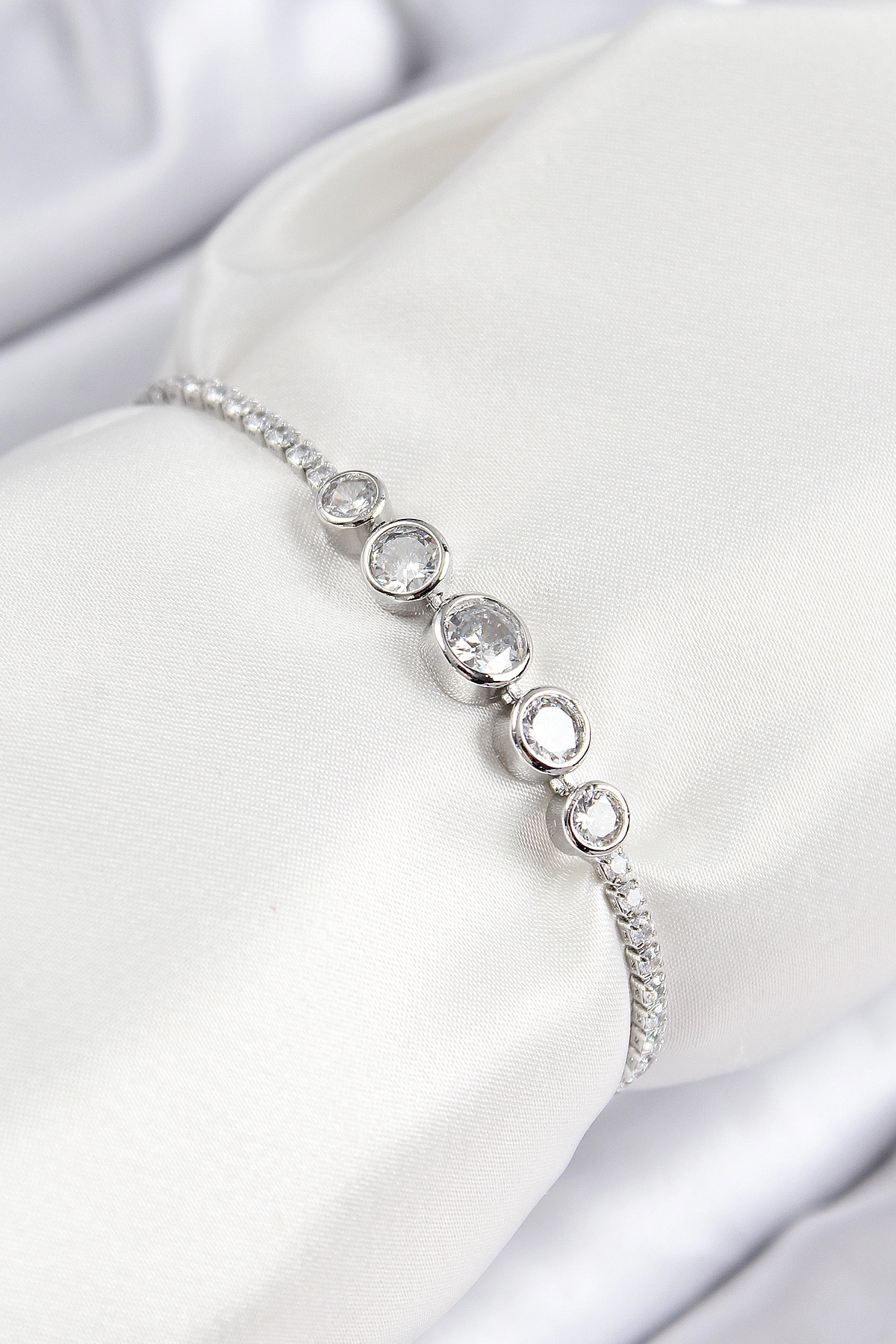 Pirinç Zirkon Taşlı Sıralı Daire Model Gümüş Renk Asansörlü Kadın Bileklik