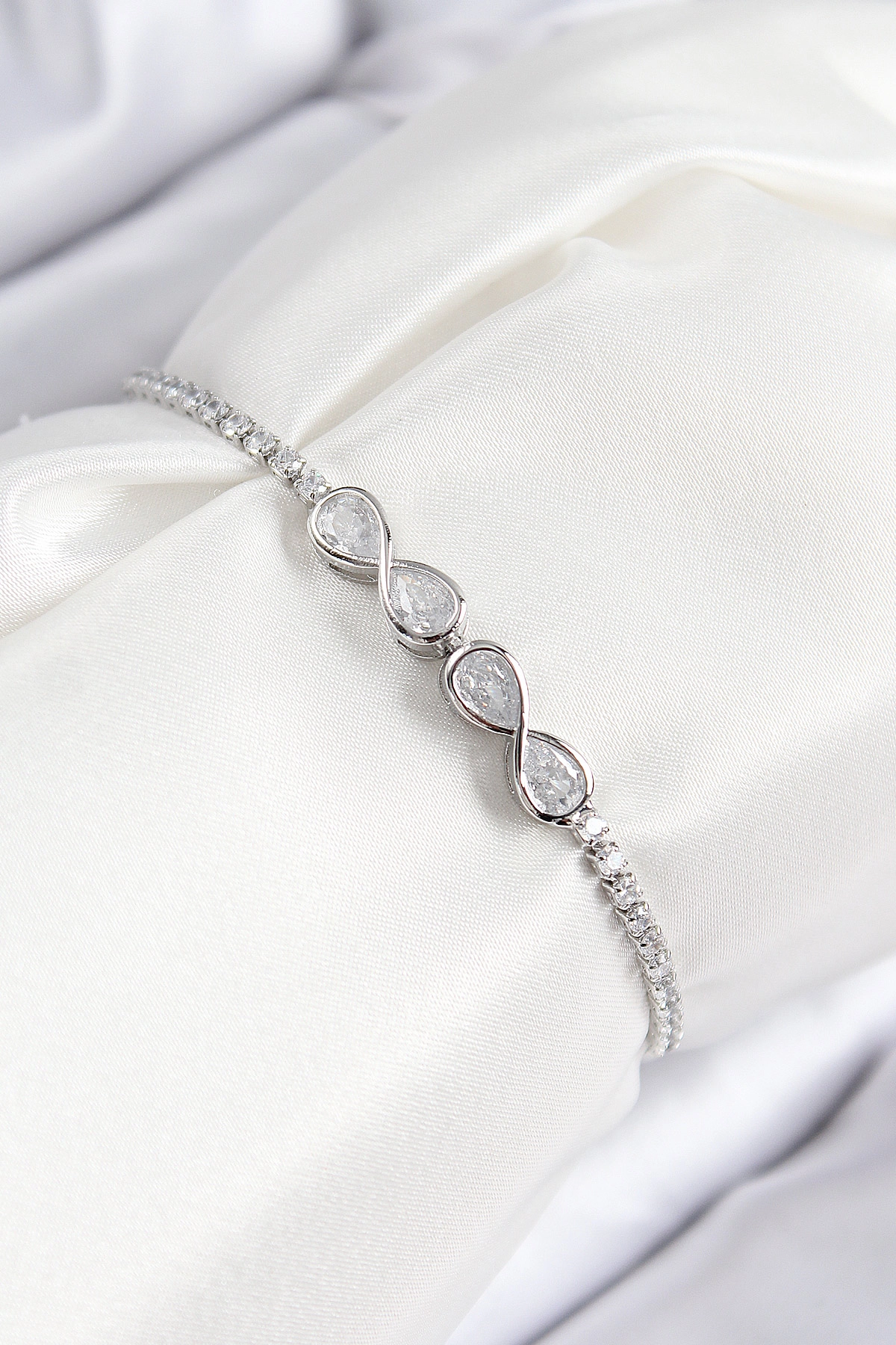 Pirinç Zirkon Taşlı Sonsuzluk Model Gümüş Renk Asansörlü Kadın Bileklik