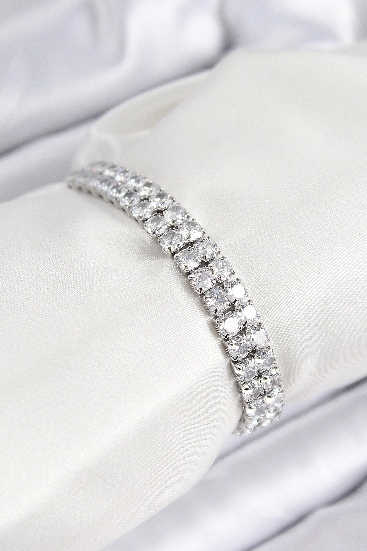 Pirinç Zirkon Taşlı Çift Sıra Kare Model Gümüş Renk Asansörlü Kadın Bileklik