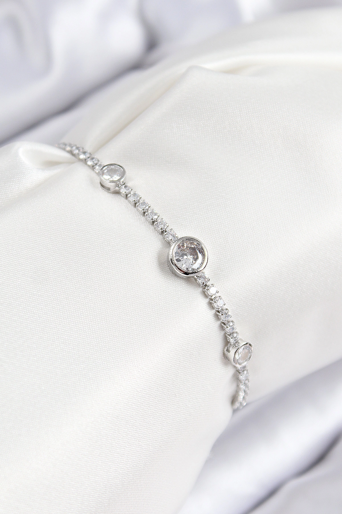 Pirinç Zirkon Taşlı Daire Model Gümüş Renk Asansörlü Kadın Bileklik