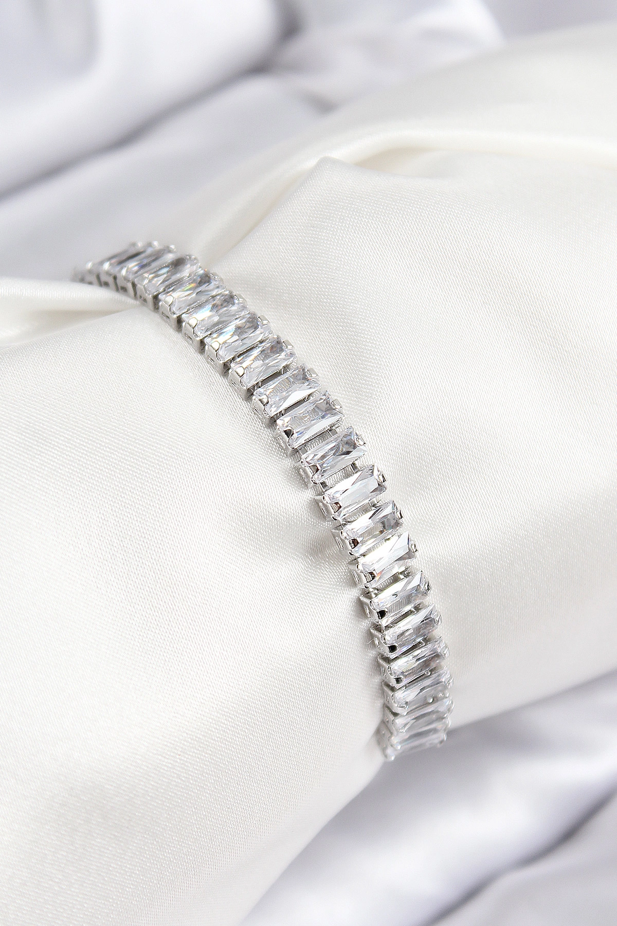 Pirinç Zirkon Taşlı Su Yolu Model Gümüş Renk Asansörlü Kadın Bileklik